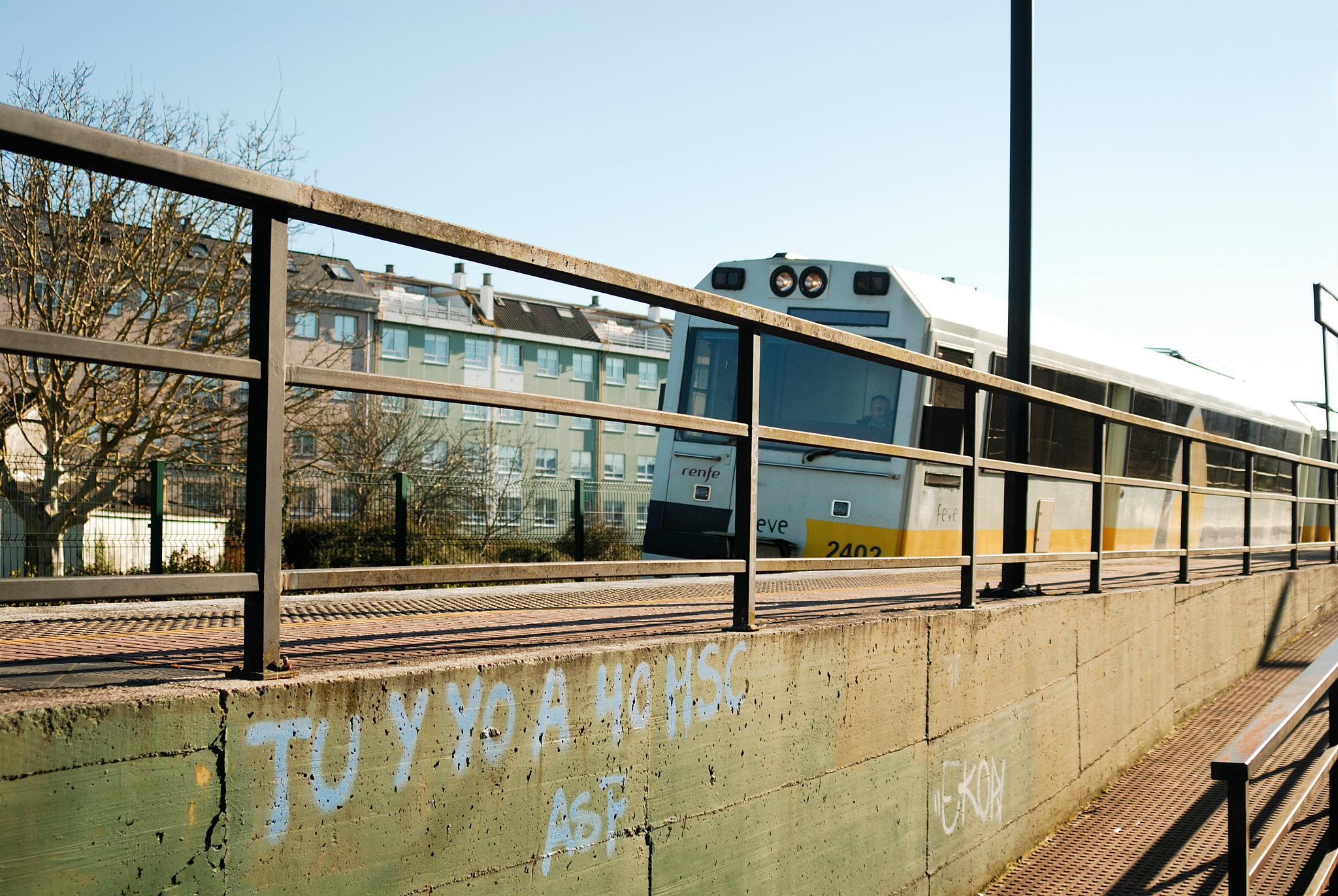 AF Zoom-Nikkor 28-200mm f/3.5-5.6D IF sample photo. El tren photography