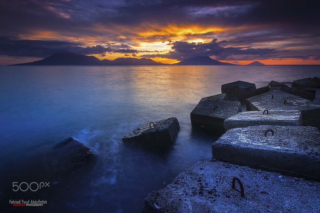 Canon EOS 600D (Rebel EOS T3i / EOS Kiss X5) + Sigma 10-20mm F4-5.6 EX DC HSM sample photo. Blazing sunset photography