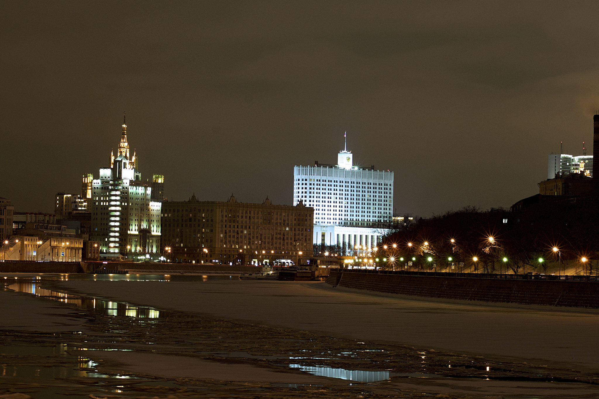 Sony SLT-A58 + Minolta AF 70-210mm F4 Macro sample photo. Moscow night photography