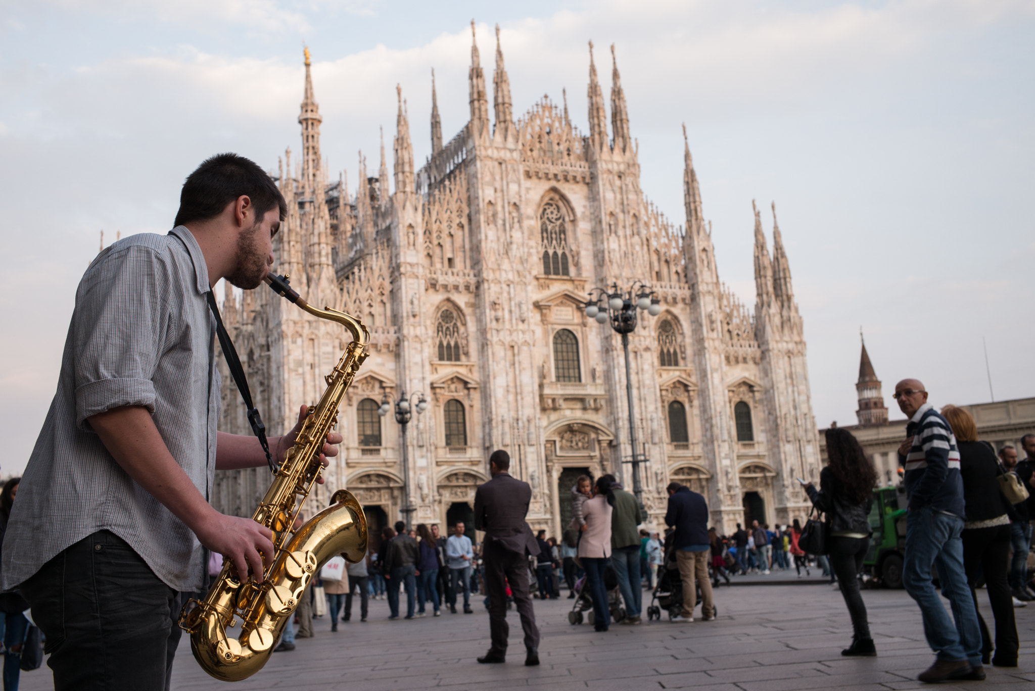 Summicron-M 1:2/35 ASPH. sample photo. Saxophone in duomo square photography