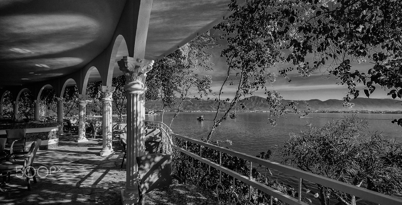 Canon EF-S 10-22mm F3.5-4.5 USM sample photo. Black and white photography