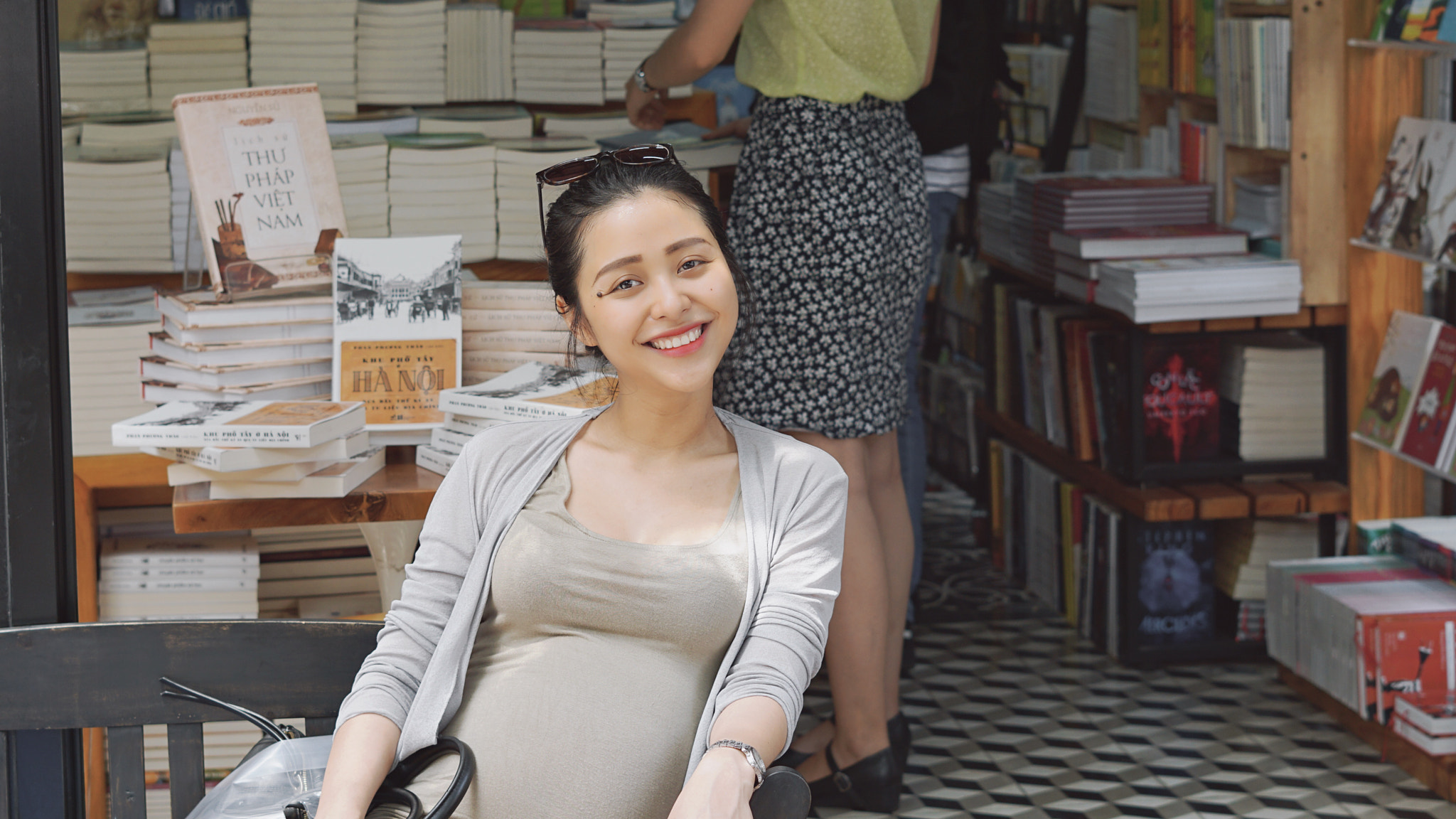 Sony a6000 + Sony FE 50mm F1.8 sample photo. I catched the momment when she'd smiled beautifully photography