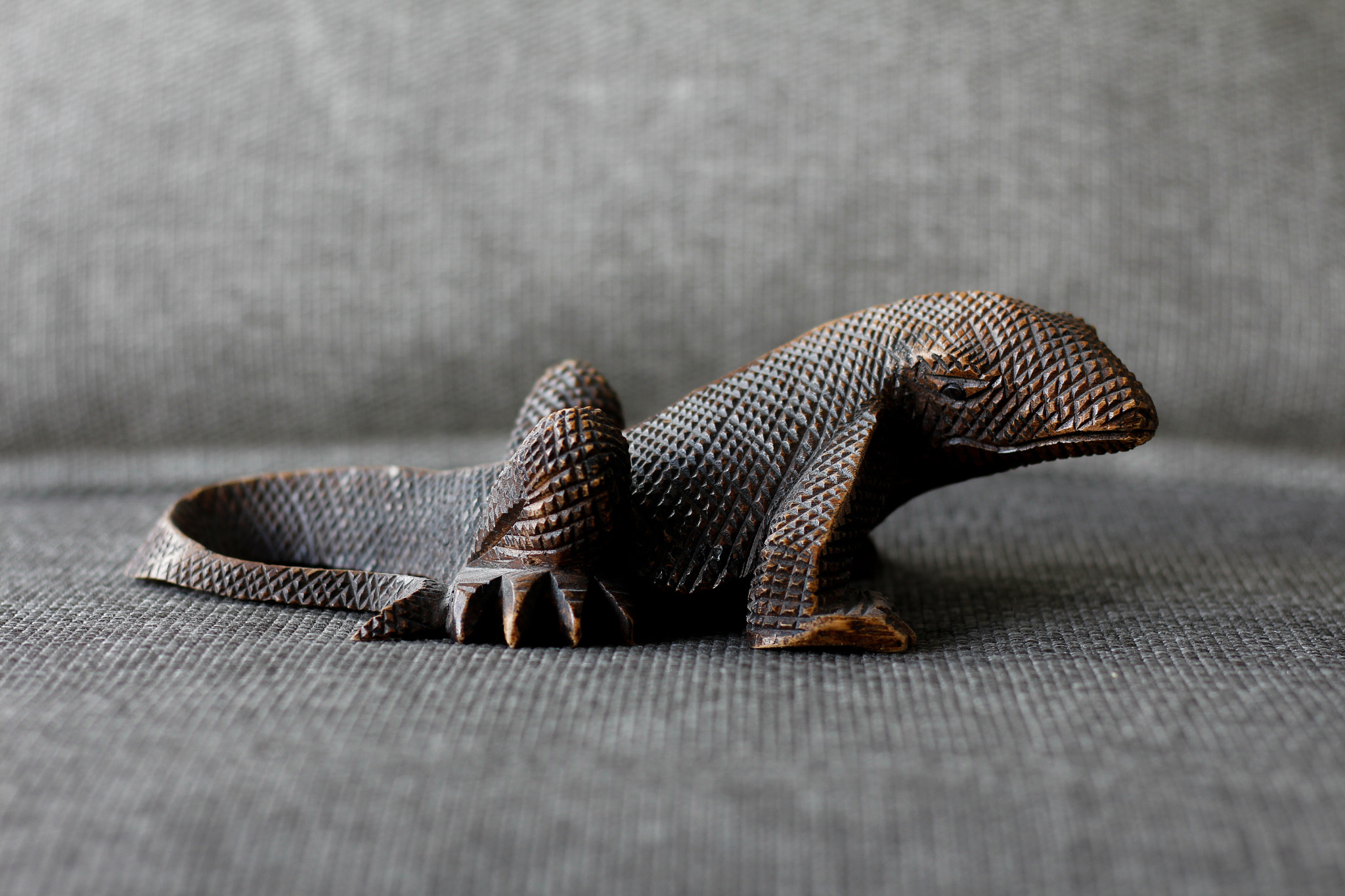 Canon EOS 650D (EOS Rebel T4i / EOS Kiss X6i) + Canon EF 50mm F1.8 STM sample photo. Wood lizard sculpture photography