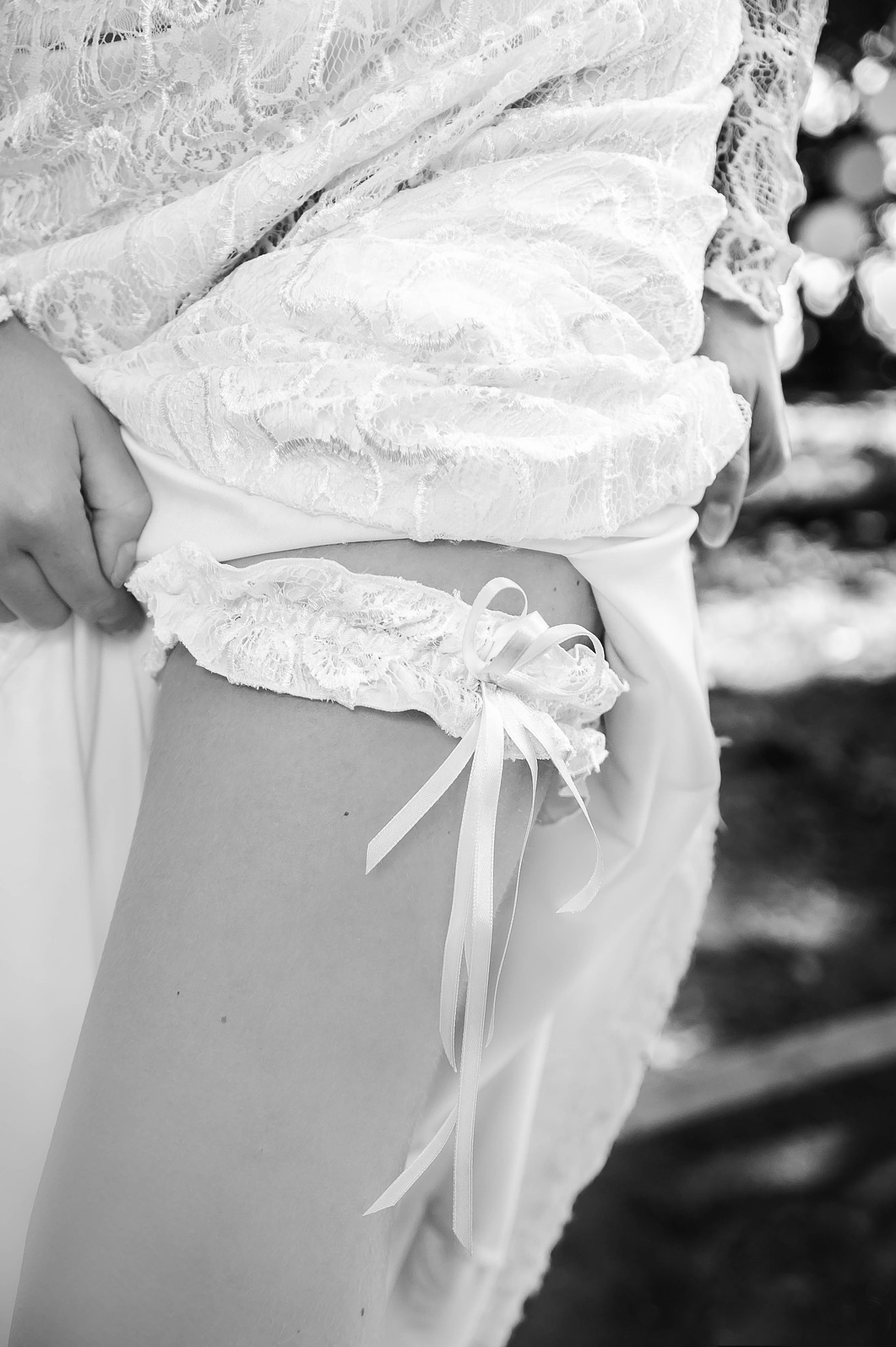 Sony Alpha DSLR-A550 + Sony DT 16-50mm F2.8 SSM sample photo. Bride's garter photography