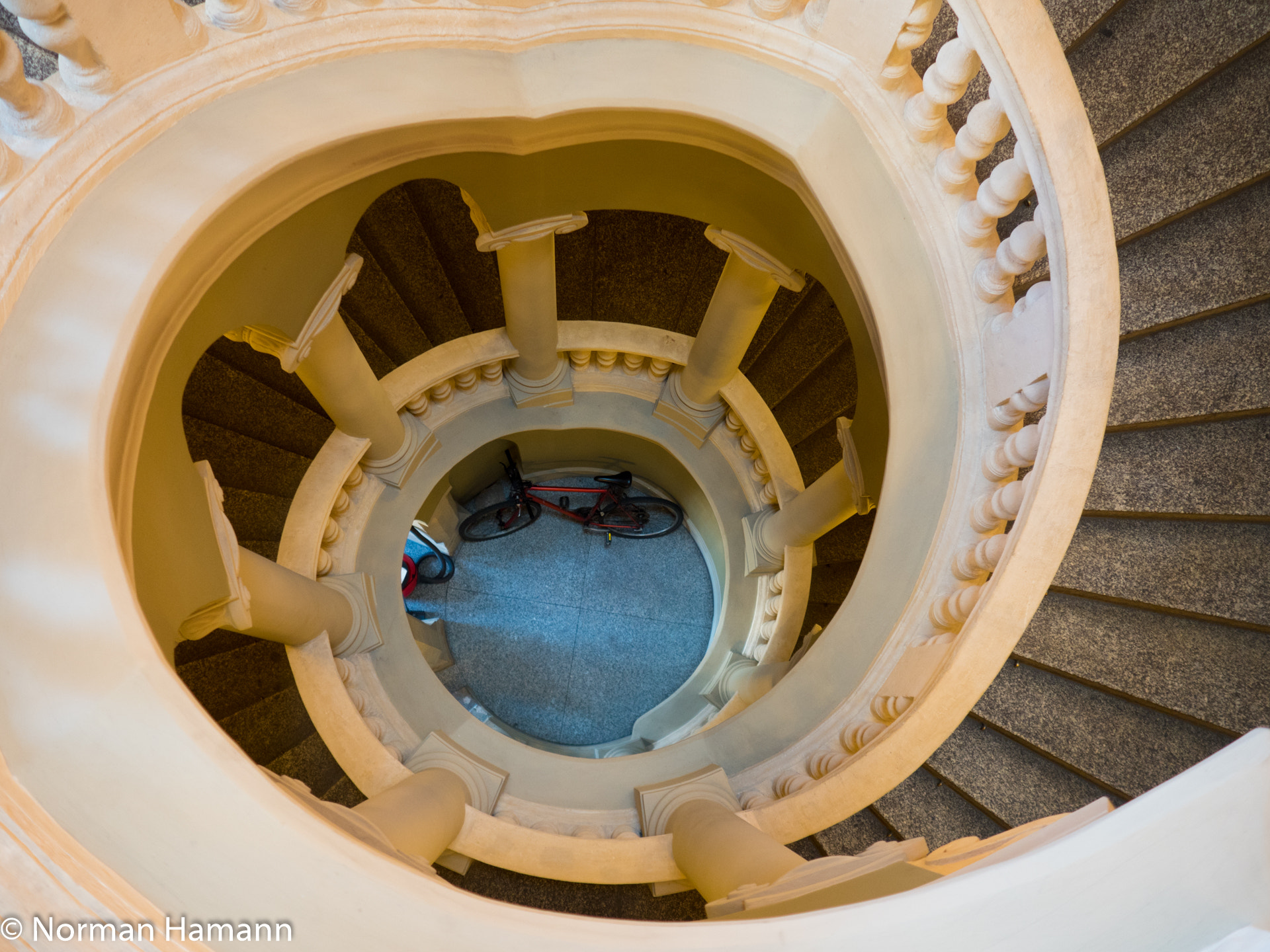 Olympus PEN E-PL7 + Olympus M.Zuiko Digital 17mm F1.8 sample photo. Stairs photography