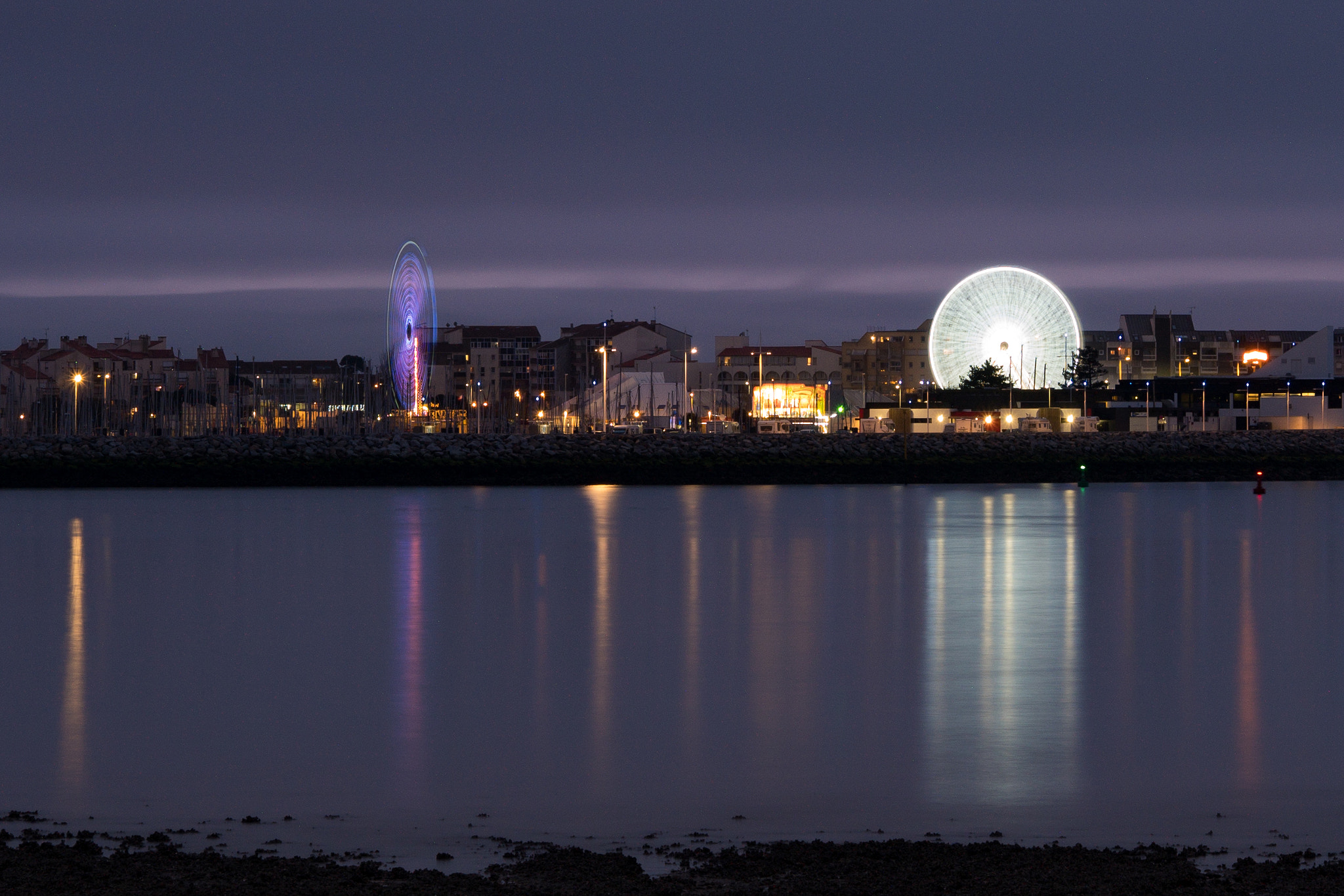 Panasonic Lumix DMC-GX85 (Lumix DMC-GX80 / Lumix DMC-GX7 Mark II) + Sigma 60mm F2.8 DN Art sample photo. Fun fair reflections @la rochelle, france photography