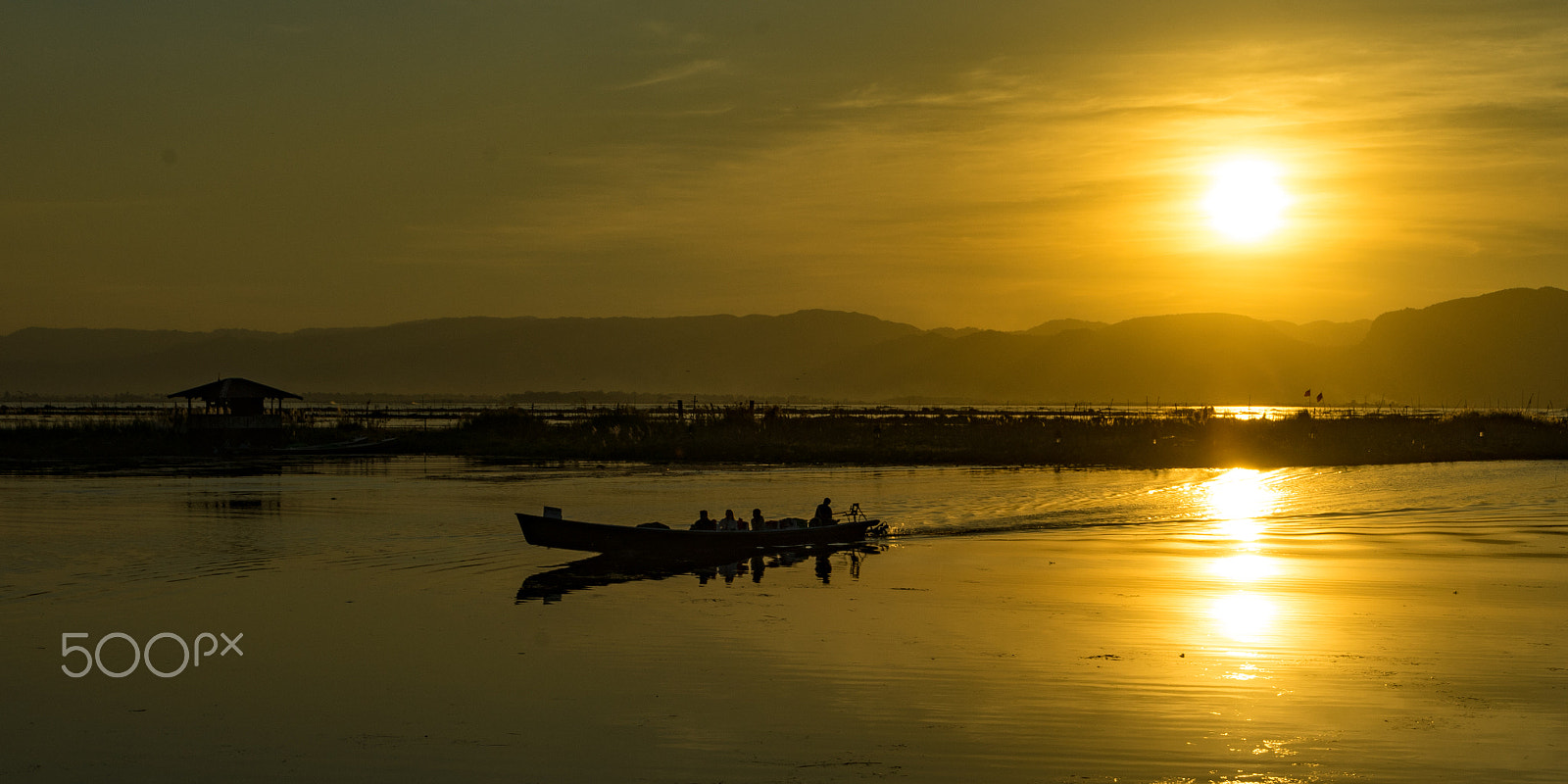 Sony a7R + Sony E 18-200mm F3.5-6.3 OSS sample photo. Sunset on inle lake photography