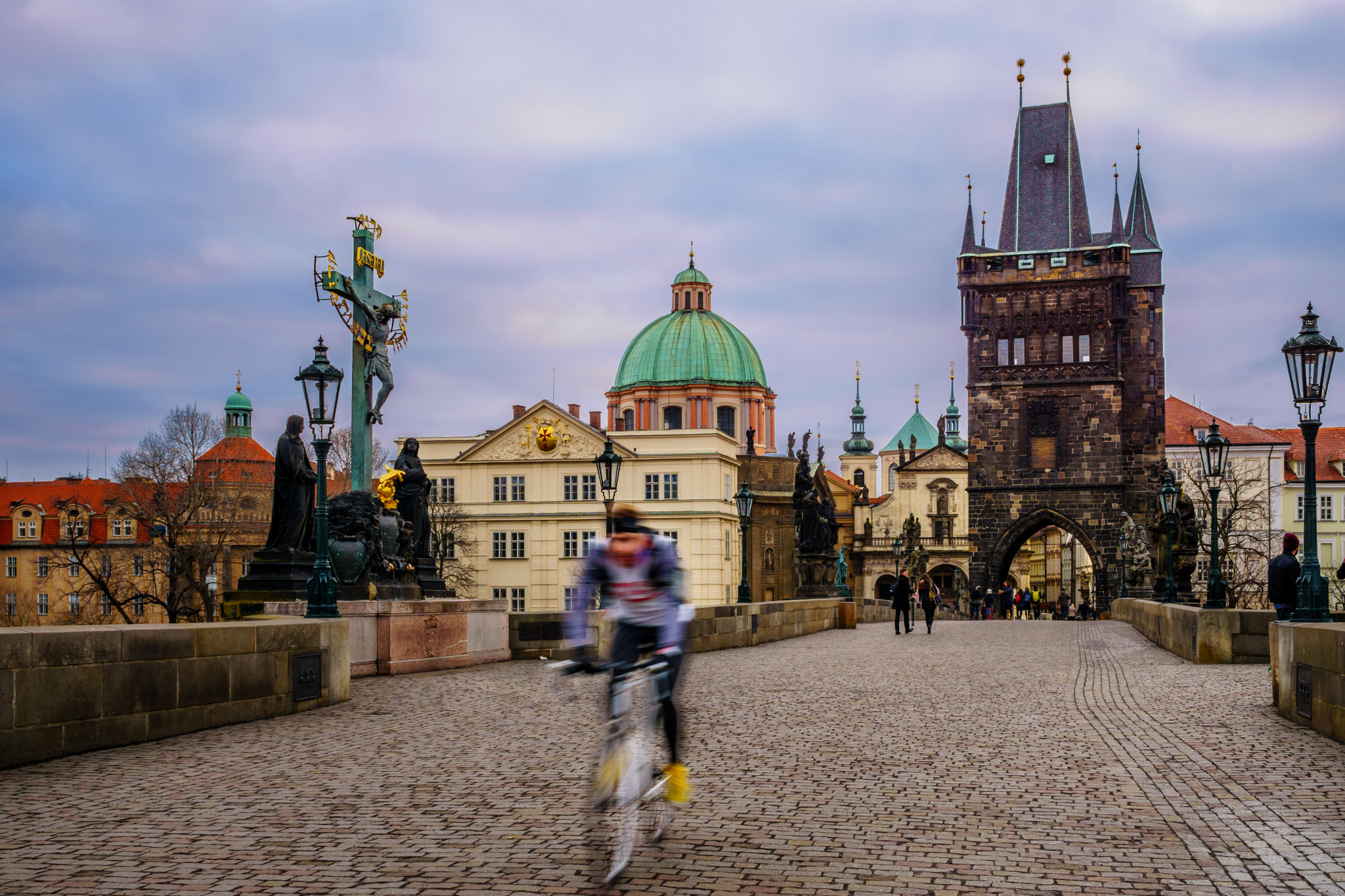 Sony Sonnar T* E 24mm F1.8 ZA sample photo. Cyclist at the charles bridge photography