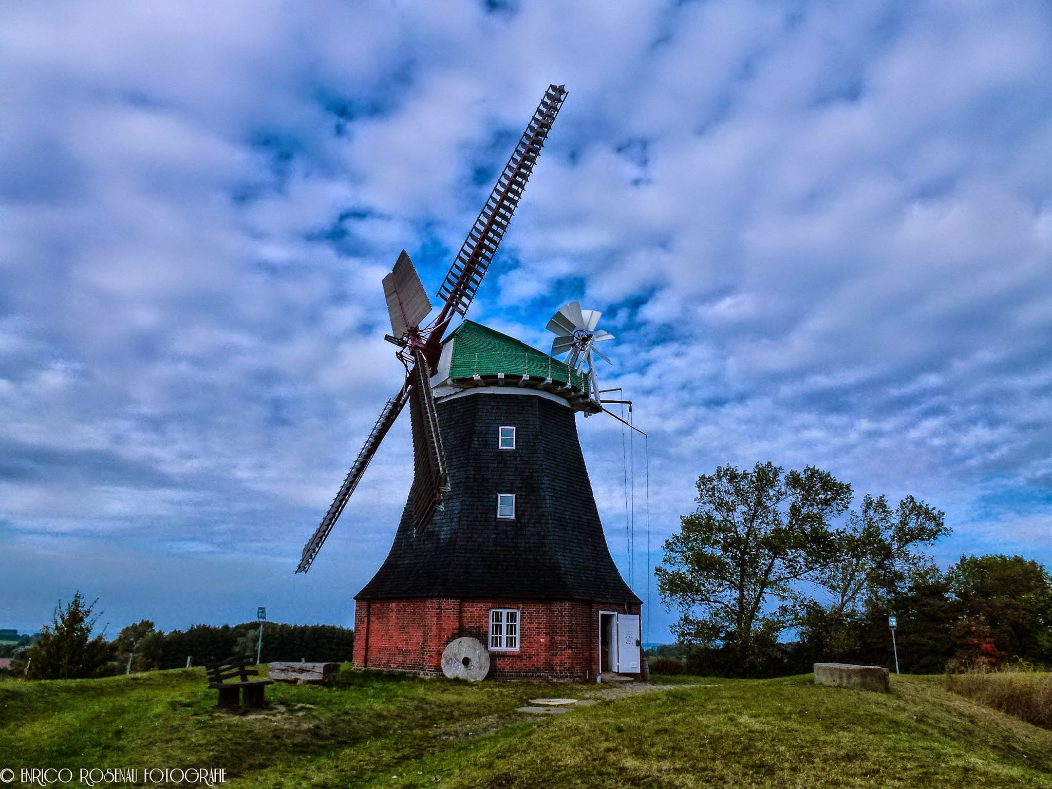 Leica V-Lux 30 / Panasonic Lumix DMC-TZ22 sample photo. Windmill photography