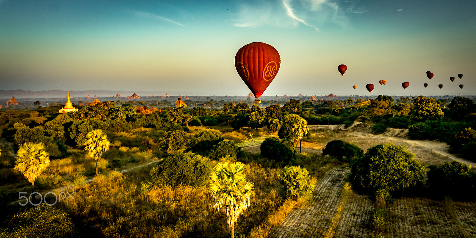 Sony a7R + Sony E 18-200mm F3.5-6.3 OSS sample photo. Balloon over bagan photography