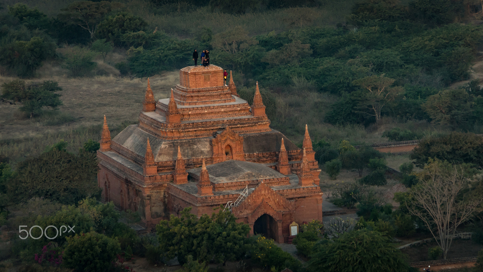 Sony a7R + Sony E 18-200mm F3.5-6.3 OSS sample photo. Standing on the roof photography