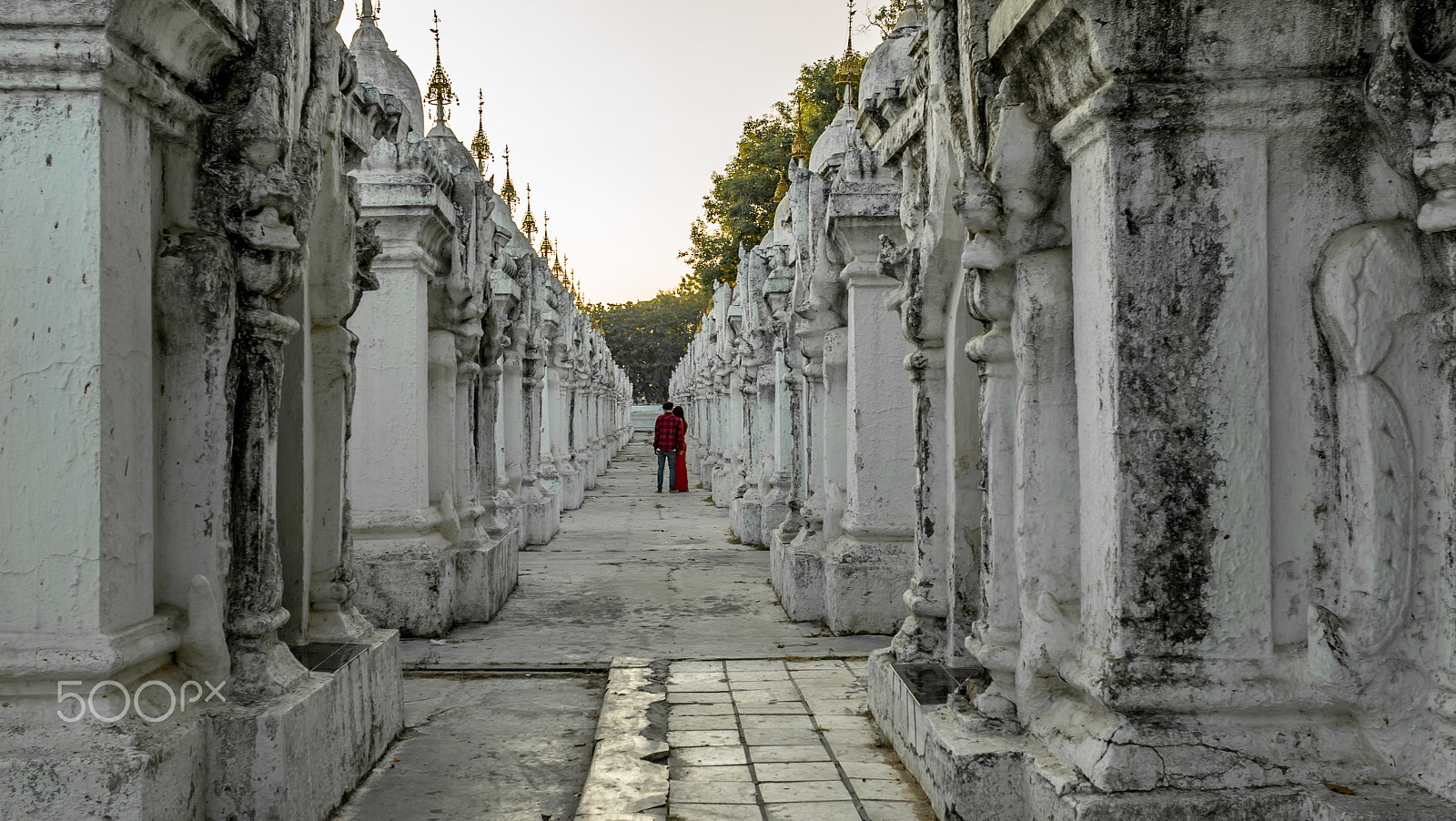 Sony a7R sample photo. Couple in the pagoda photography