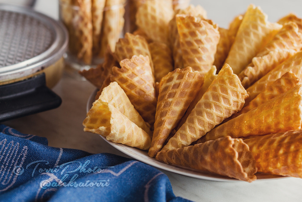 Canon EOS 650D (EOS Rebel T4i / EOS Kiss X6i) + Canon EF 50mm F1.4 USM sample photo. Waffle cones on plate. top view photography