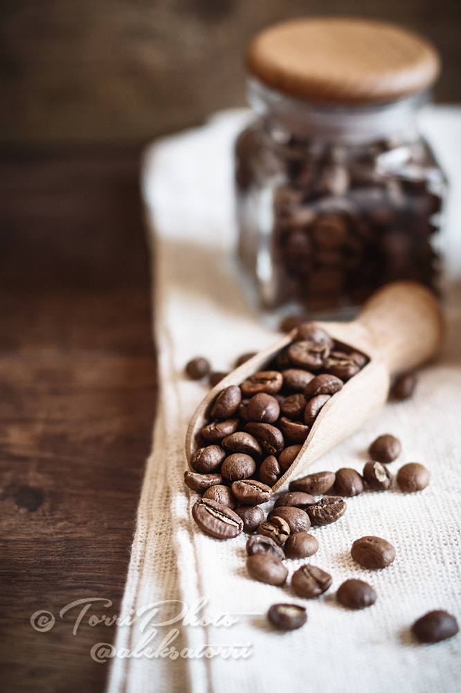 Canon EOS 650D (EOS Rebel T4i / EOS Kiss X6i) + Canon EF 50mm F1.4 USM sample photo. Coffee beans in wooden scoop photography