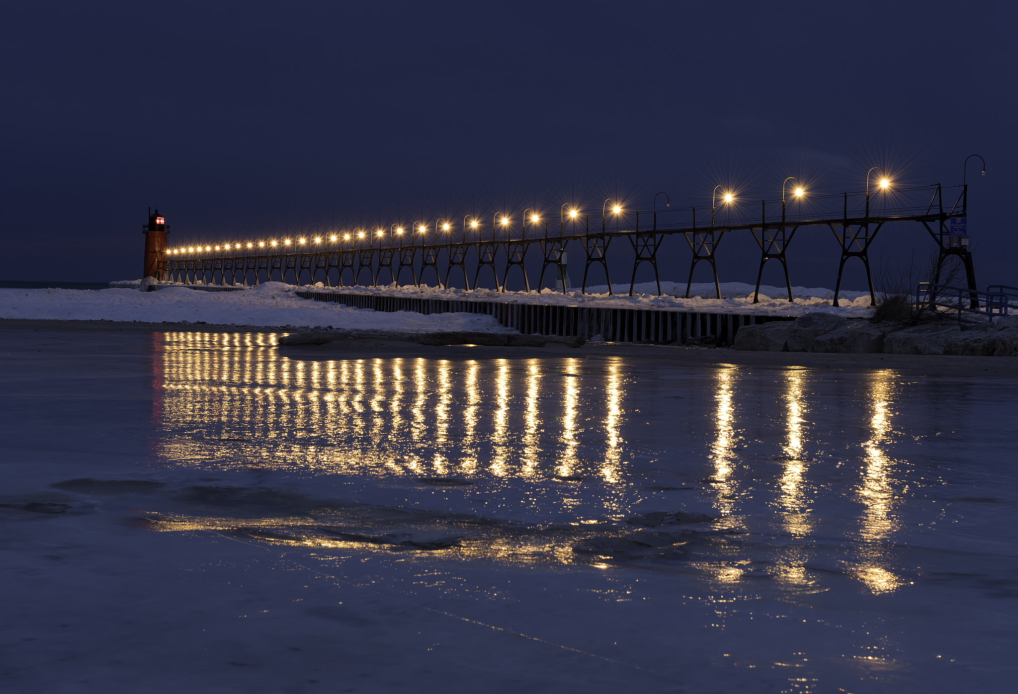 Nikon AF-S Nikkor 24-70mm F2.8G ED sample photo. South pier light south haven michigan photography