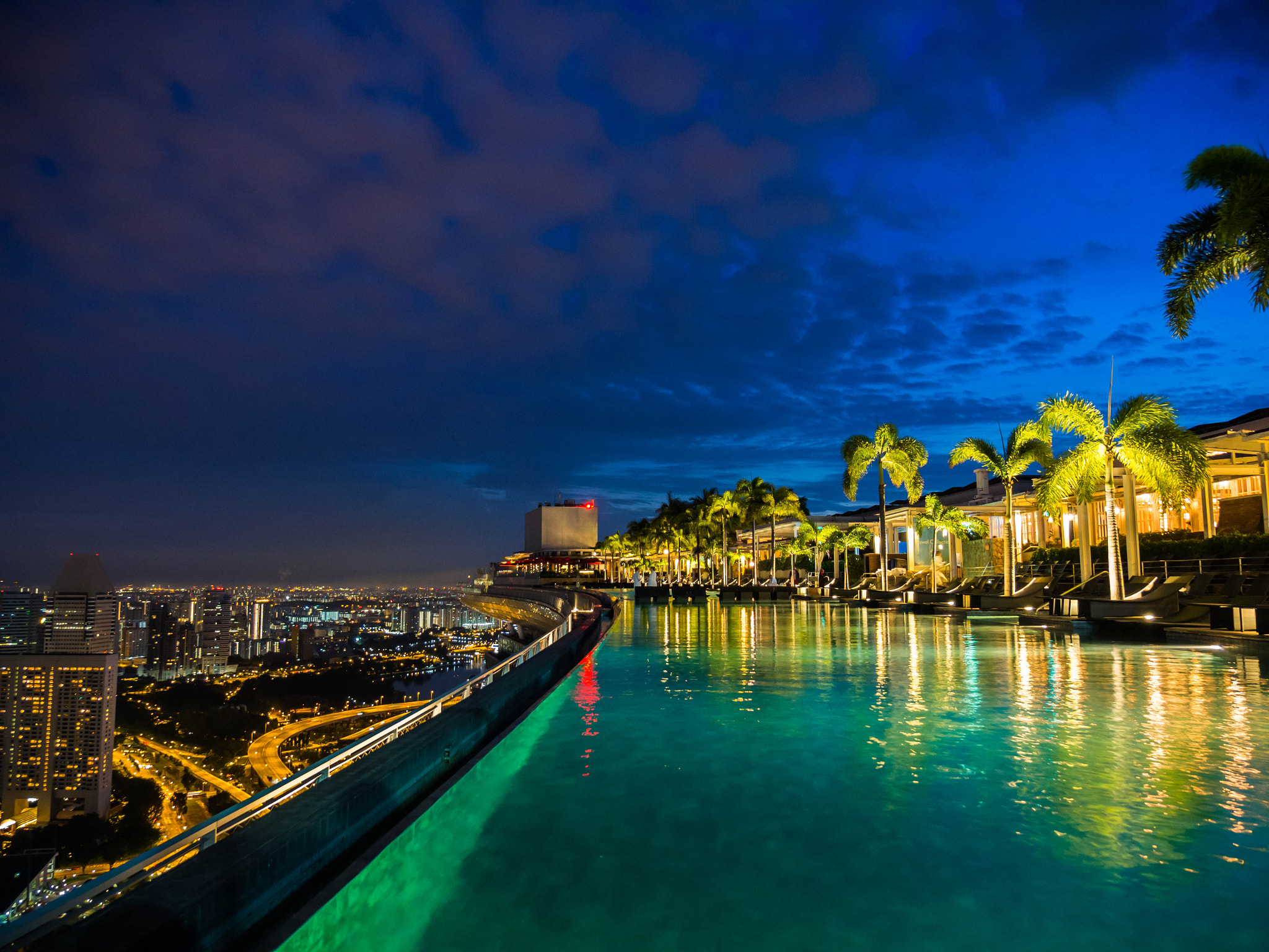 Olympus OM-D E-M1 Mark II + Panasonic Lumix G X Vario 12-35mm F2.8 ASPH Power OIS sample photo. Infinity pool in morning photography