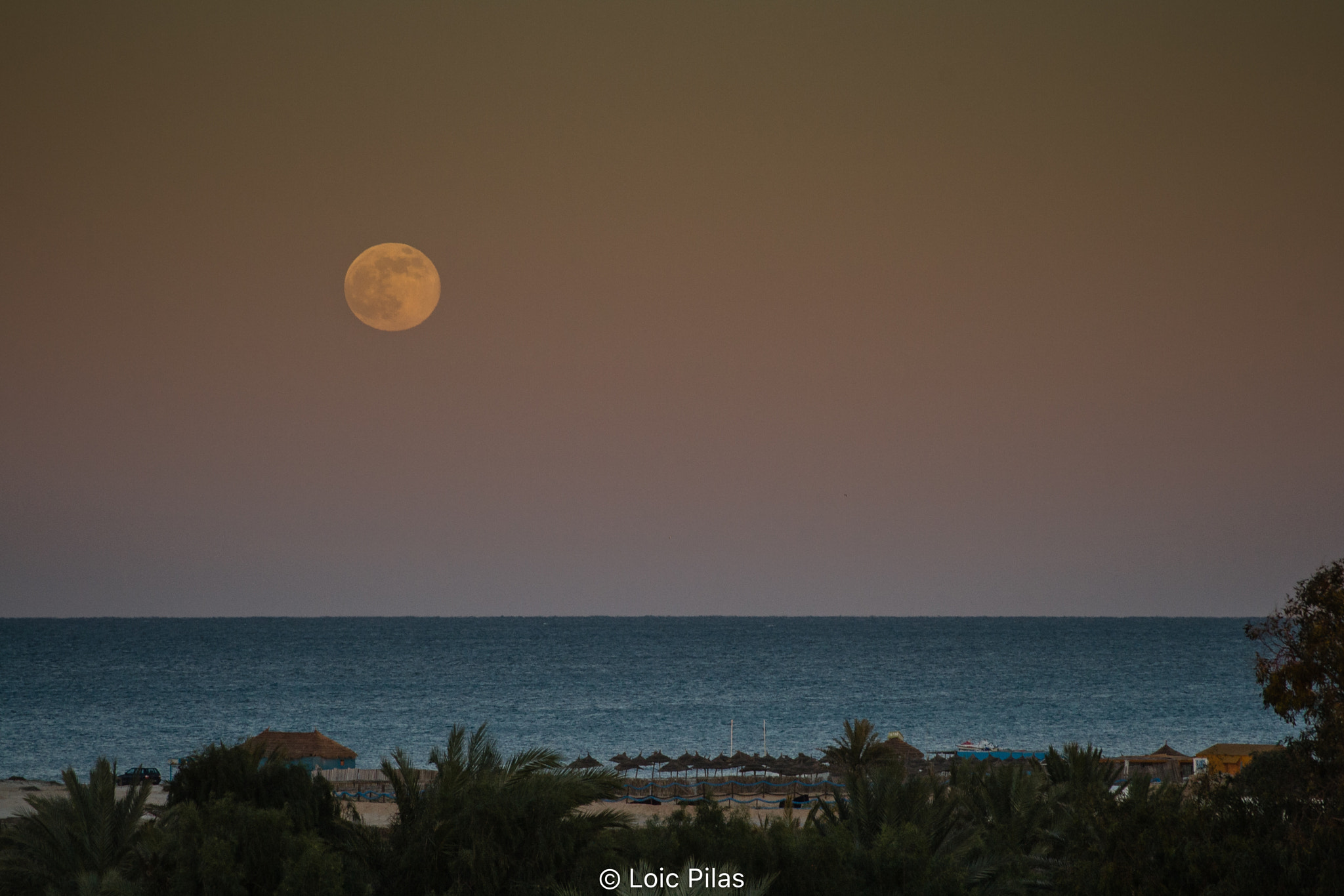 Canon EOS 400D (EOS Digital Rebel XTi / EOS Kiss Digital X) sample photo. Moon on the sea photography