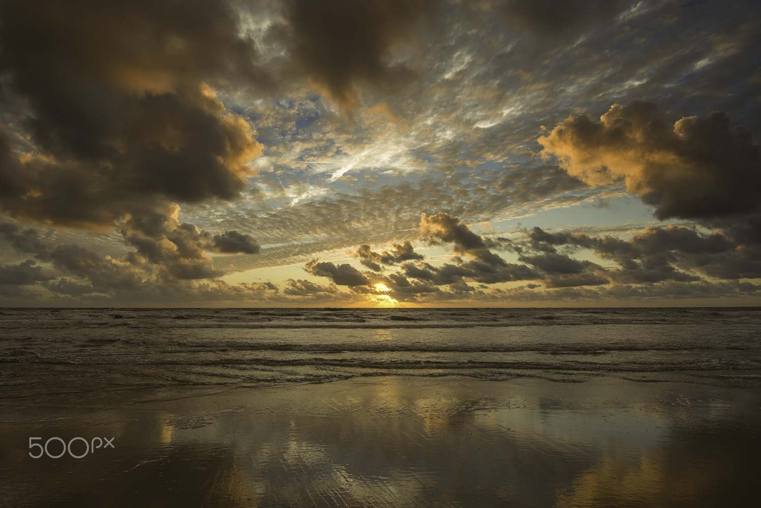 Nikon AF-S Nikkor 16-35mm F4G ED VR sample photo. I can feel the sun  slipping out of sight photography