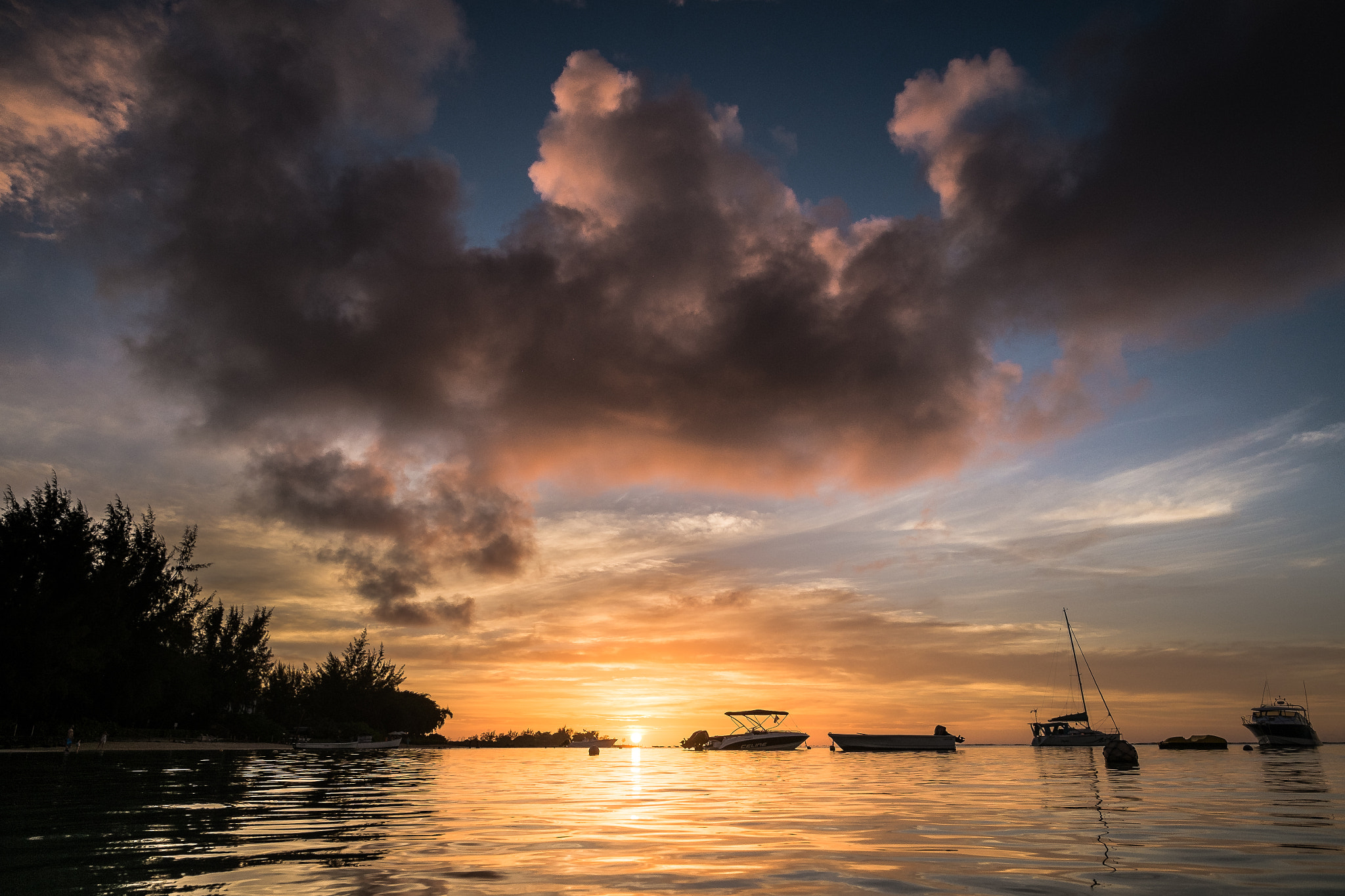 Fujifilm X-E1 + Fujifilm XF 14mm F2.8 R sample photo. Blue lagoon is orange photography