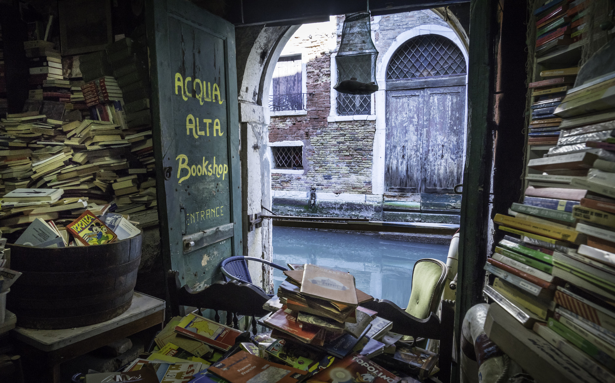 Sony a7R + Sony FE 24-240mm F3.5-6.3 OSS sample photo. The hidden library, venice, italy photography