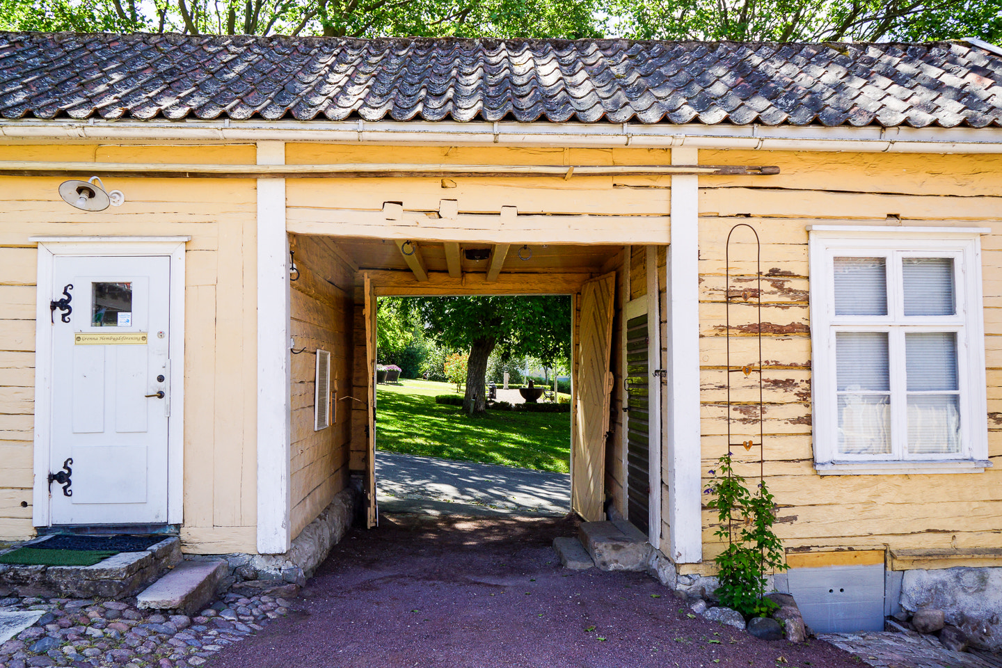 Sony DT 18-200mm F3.5-6.3 sample photo. Tunnel photography