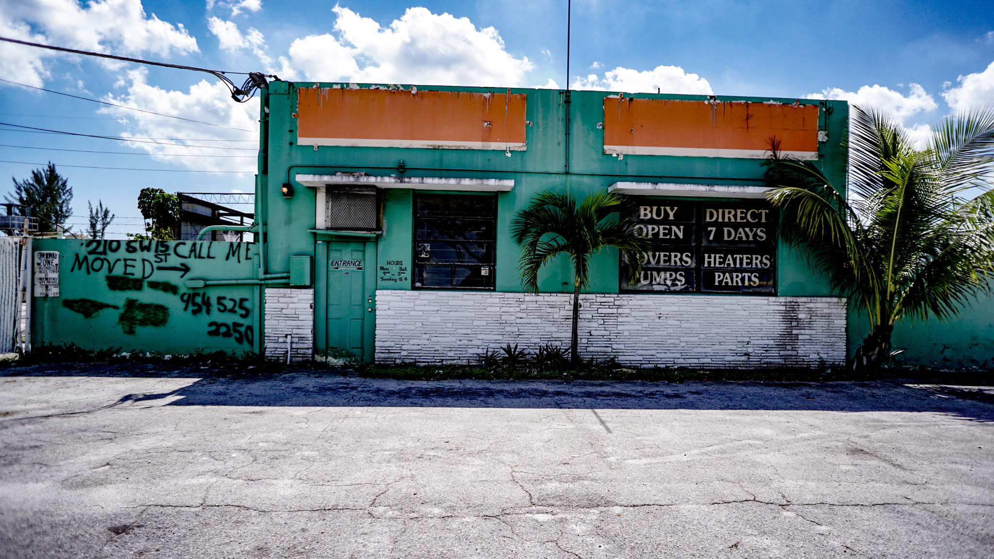 Sony a6000 + Sony E 16mm F2.8 sample photo. Abandoned building in florida photography