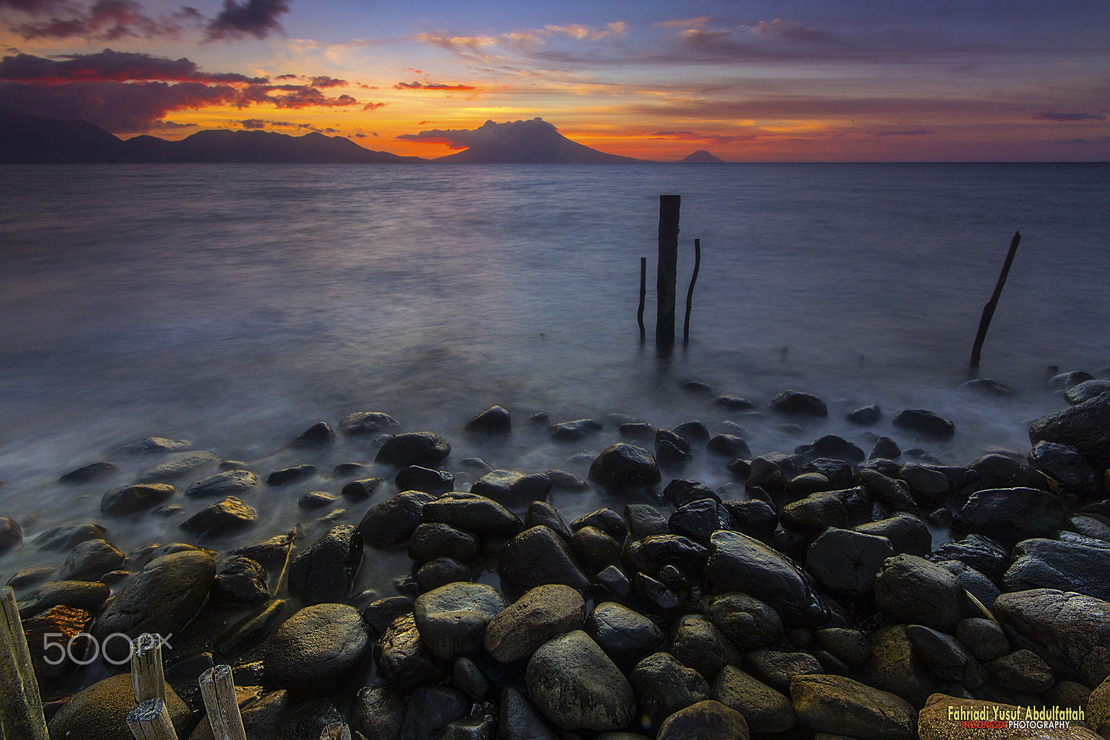 Canon EOS 600D (Rebel EOS T3i / EOS Kiss X5) + Sigma 10-20mm F4-5.6 EX DC HSM sample photo. Sunset sofifi beach photography