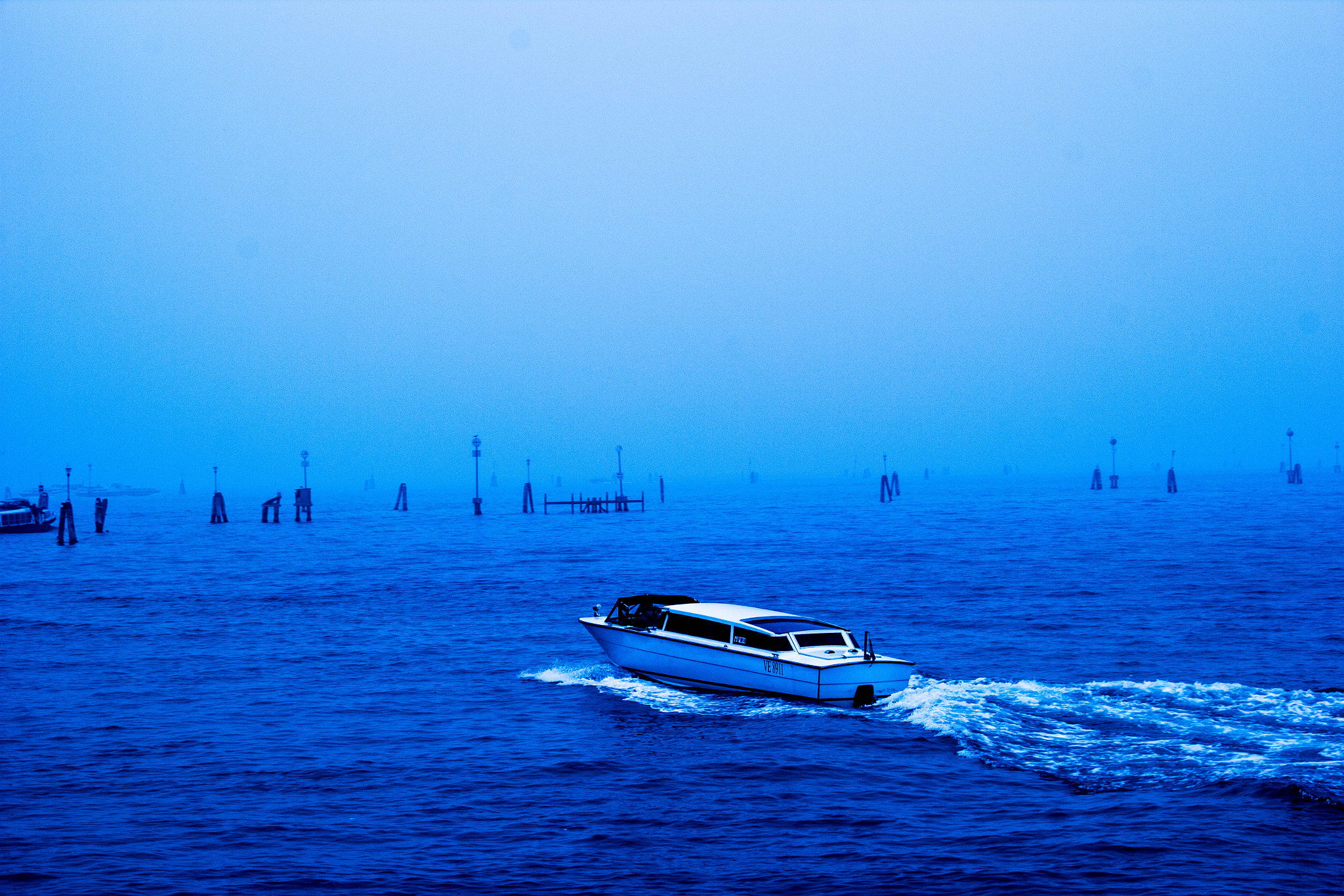 Canon EOS 550D (EOS Rebel T2i / EOS Kiss X4) sample photo. Blue boat photography