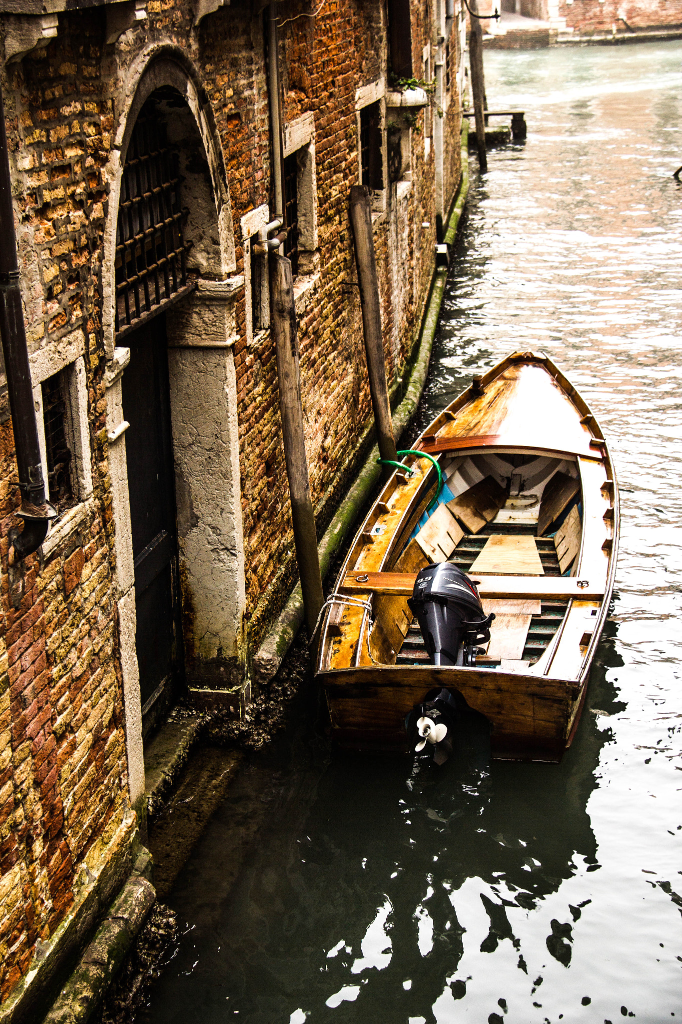 Canon EOS 550D (EOS Rebel T2i / EOS Kiss X4) sample photo. A boat in venice photography