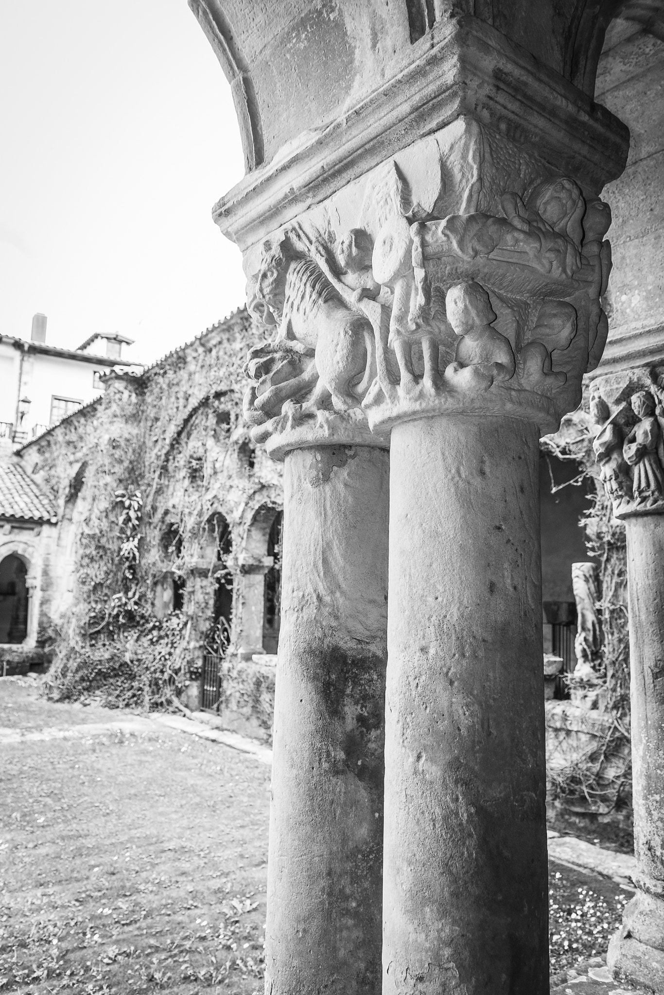 Canon EF-S 17-55mm F2.8 IS USM sample photo. Cloister colegiata santillana del mar photography