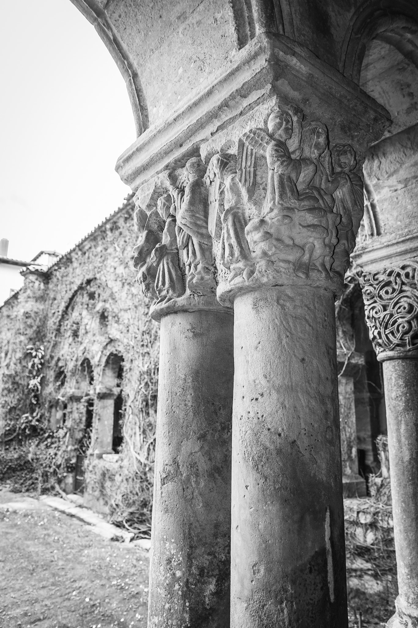 Canon EF-S 17-55mm F2.8 IS USM sample photo. Cloister colegiata santillana del mar photography