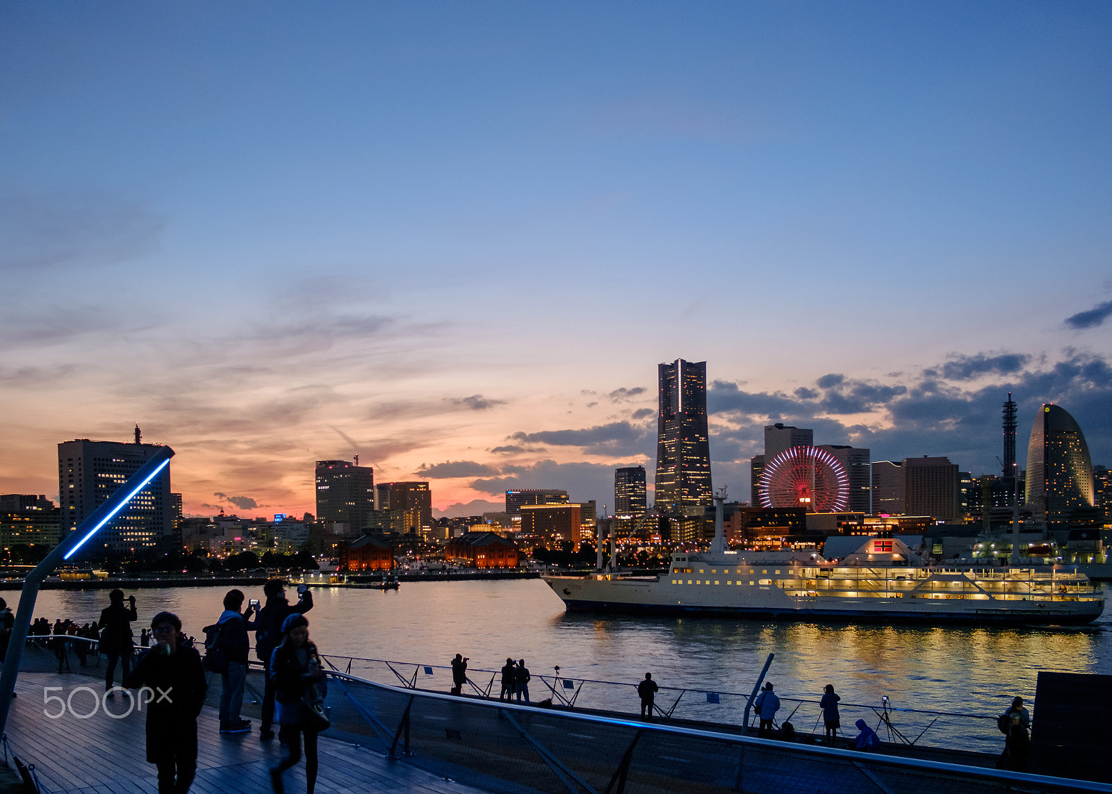 Fujifilm X-M1 + Fujifilm XF 18mm F2 R sample photo. Twilight in yokohama photography