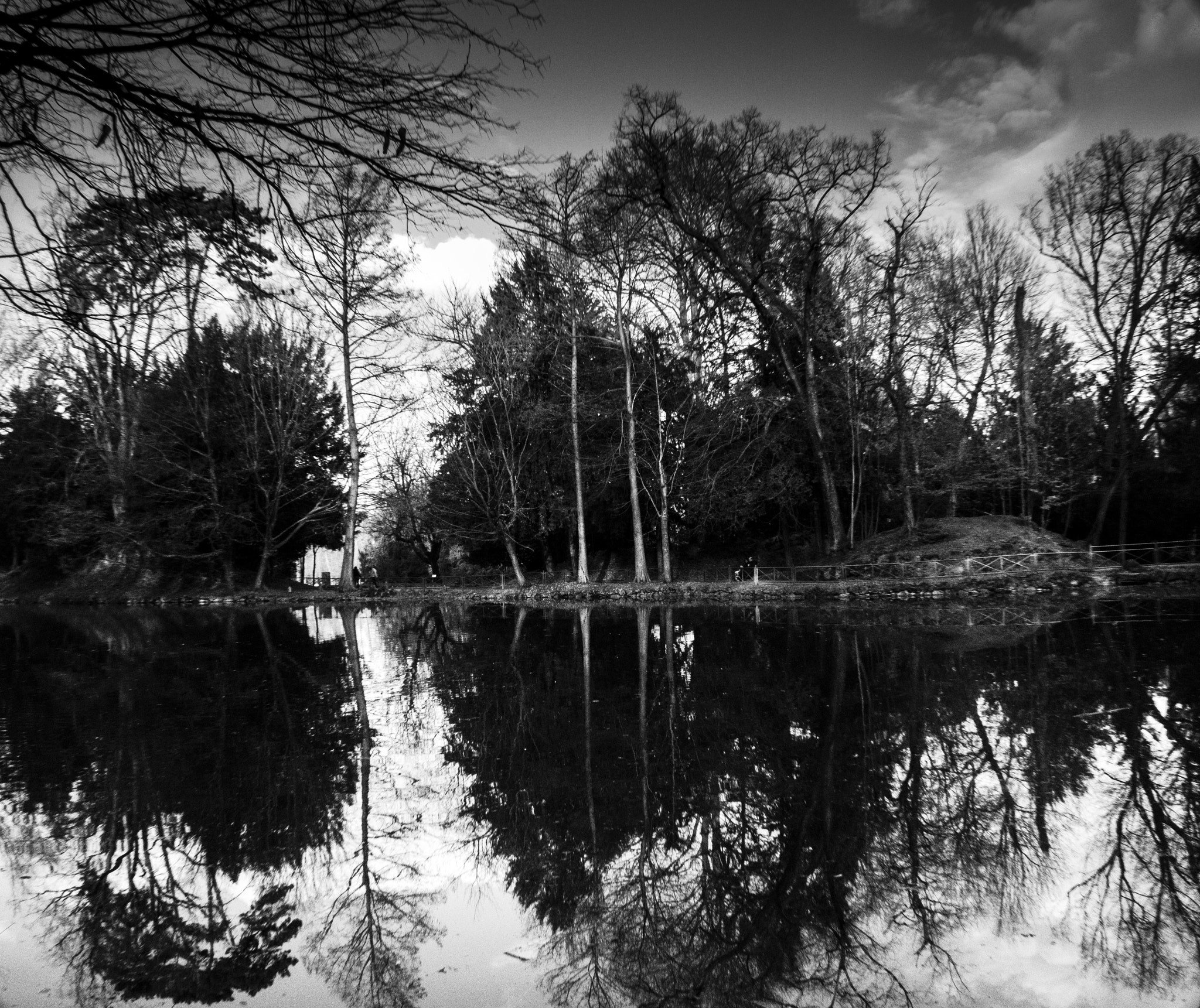 Canon EF-S 18-55mm F3.5-5.6 IS sample photo. Little lake in the park of monza photography