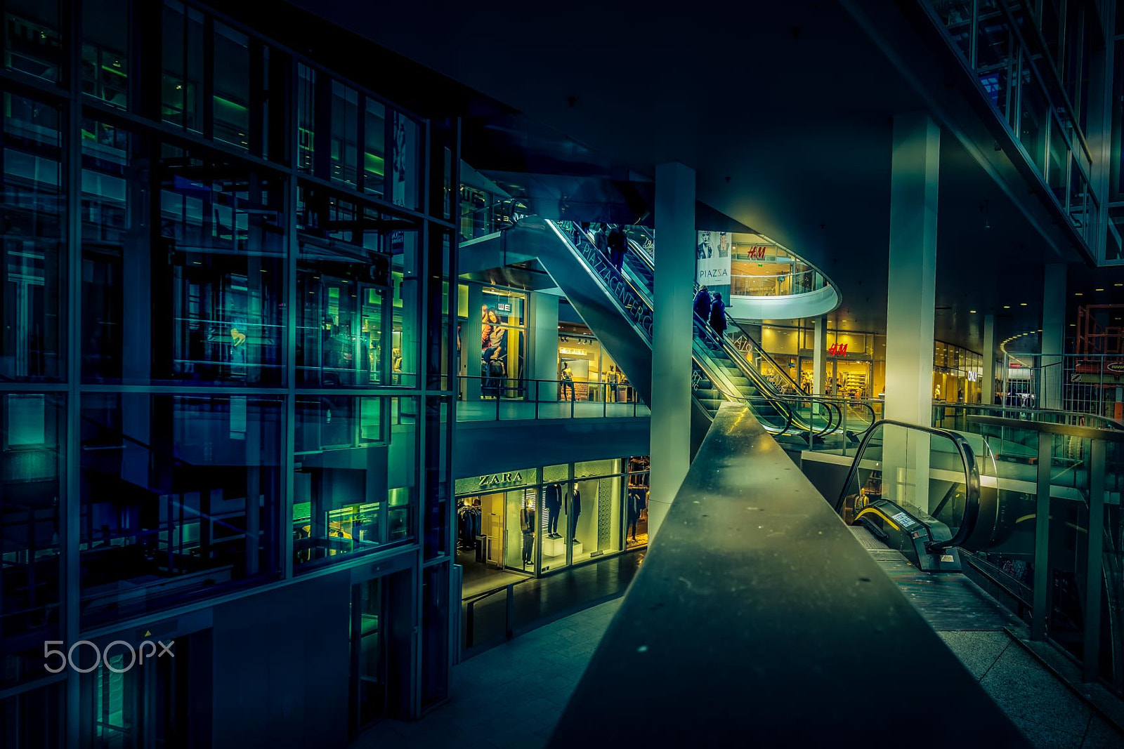 Sony a6000 + Sony E 10-18mm F4 OSS sample photo. Shopping photography