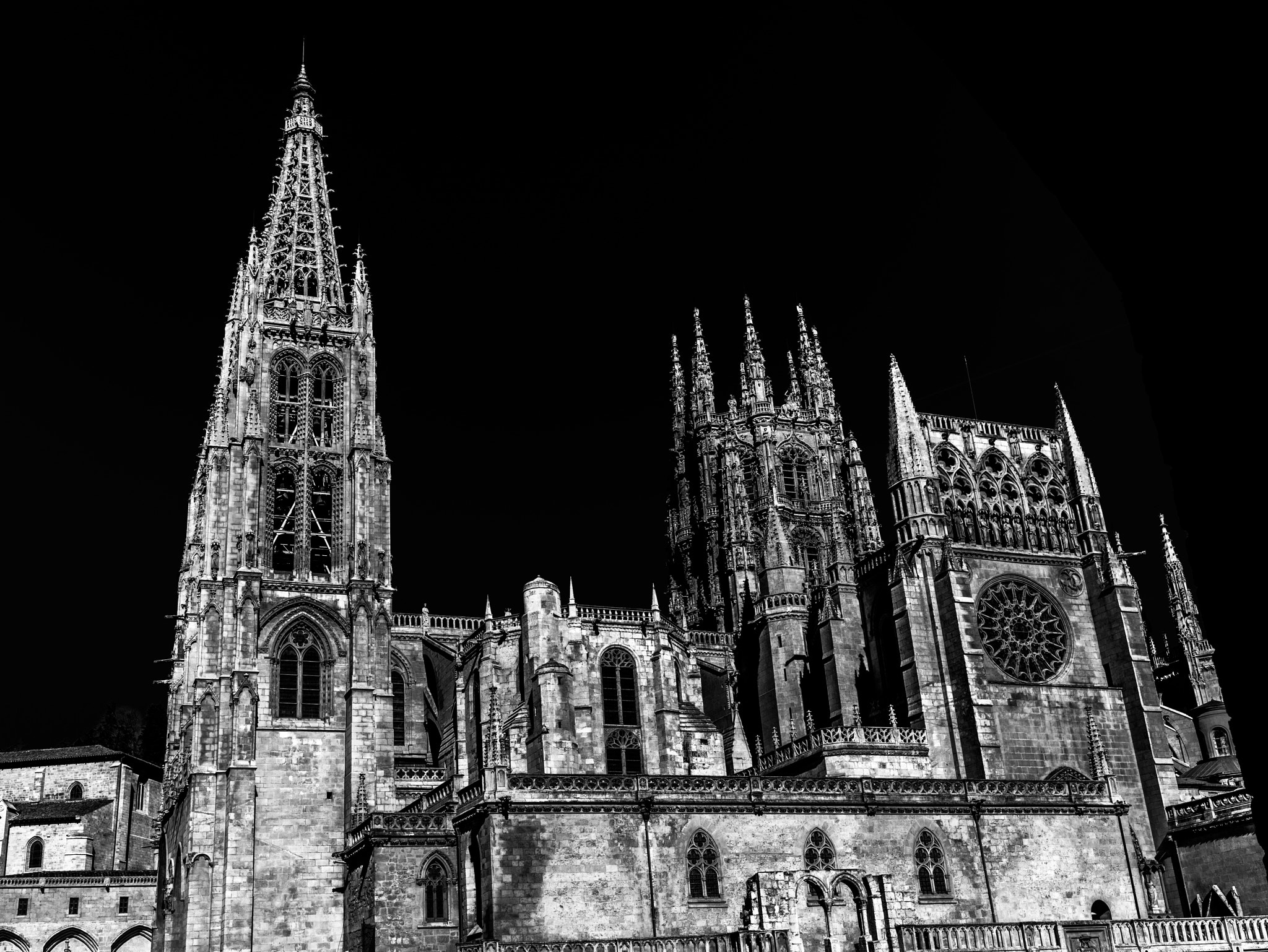 Canon EOS 5DS R + Canon EF 35mm F1.4L II USM sample photo. Catedral de burgos b&w photography