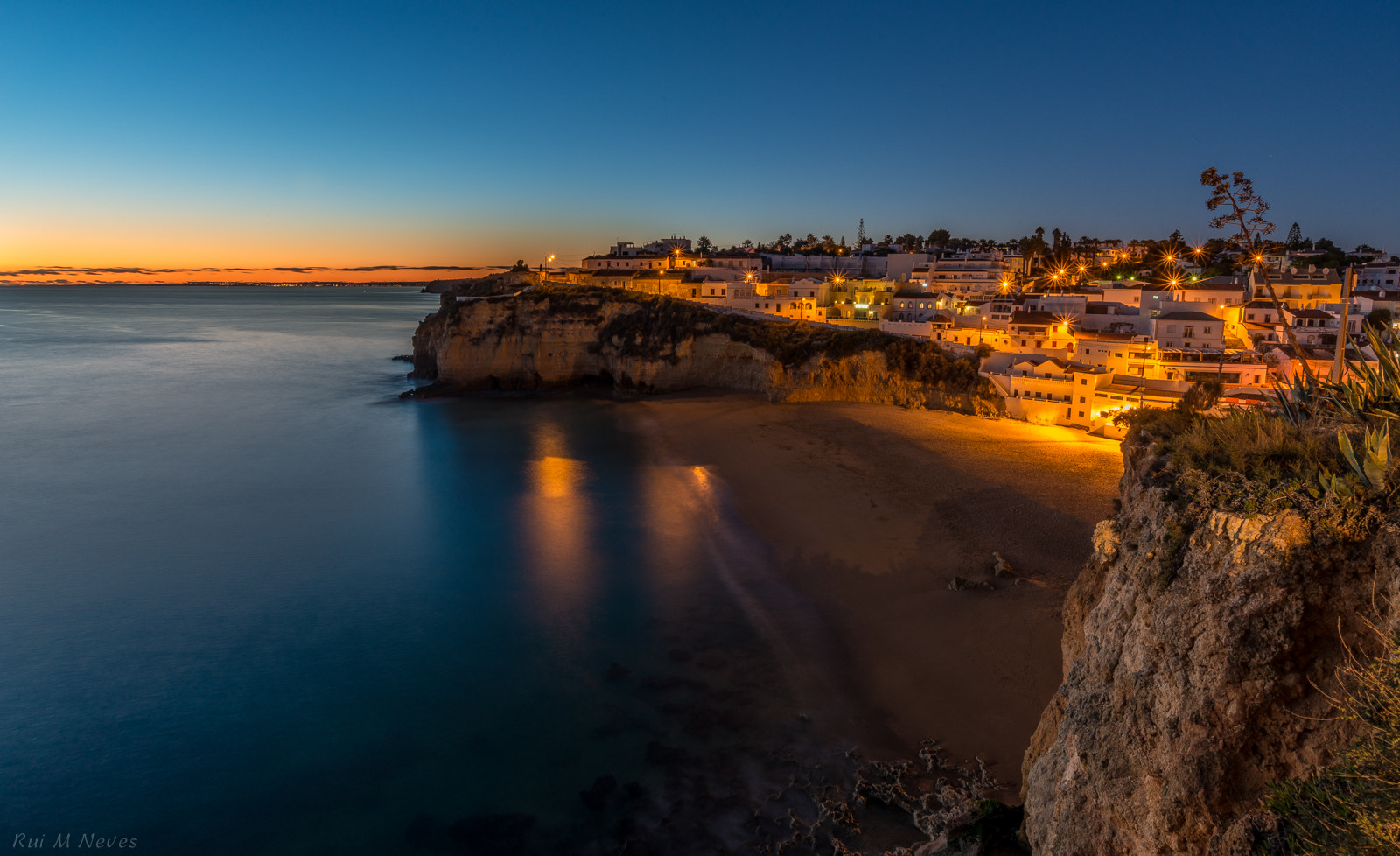 Nikon D800 + Nikon AF-S Nikkor 18-35mm F3.5-4.5G ED sample photo. Sunset in carvoeiro beach, pt photography