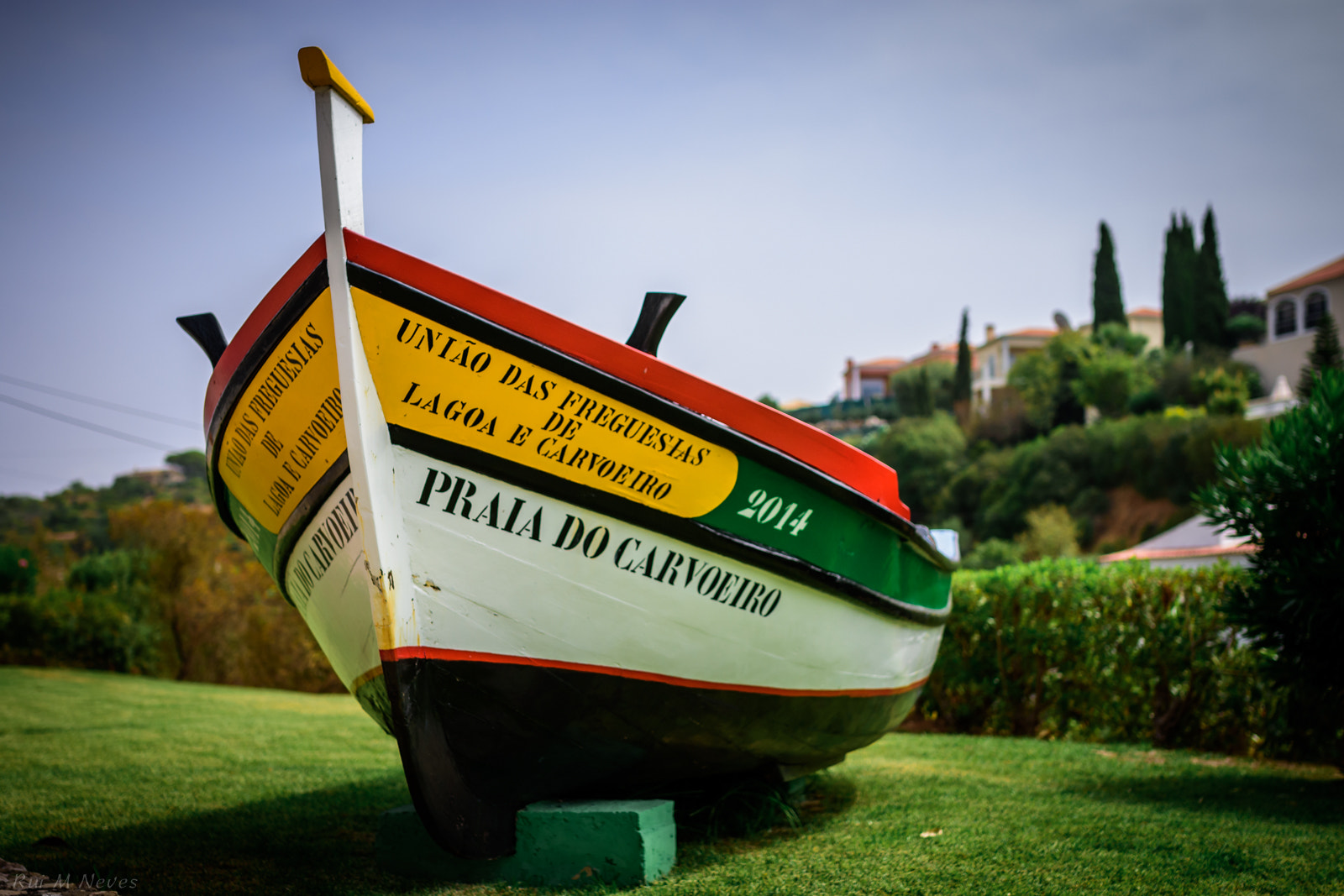 Nikon D7200 + Sigma 35mm F1.4 DG HSM Art sample photo. Carvoeiro beach, boat, pt photography