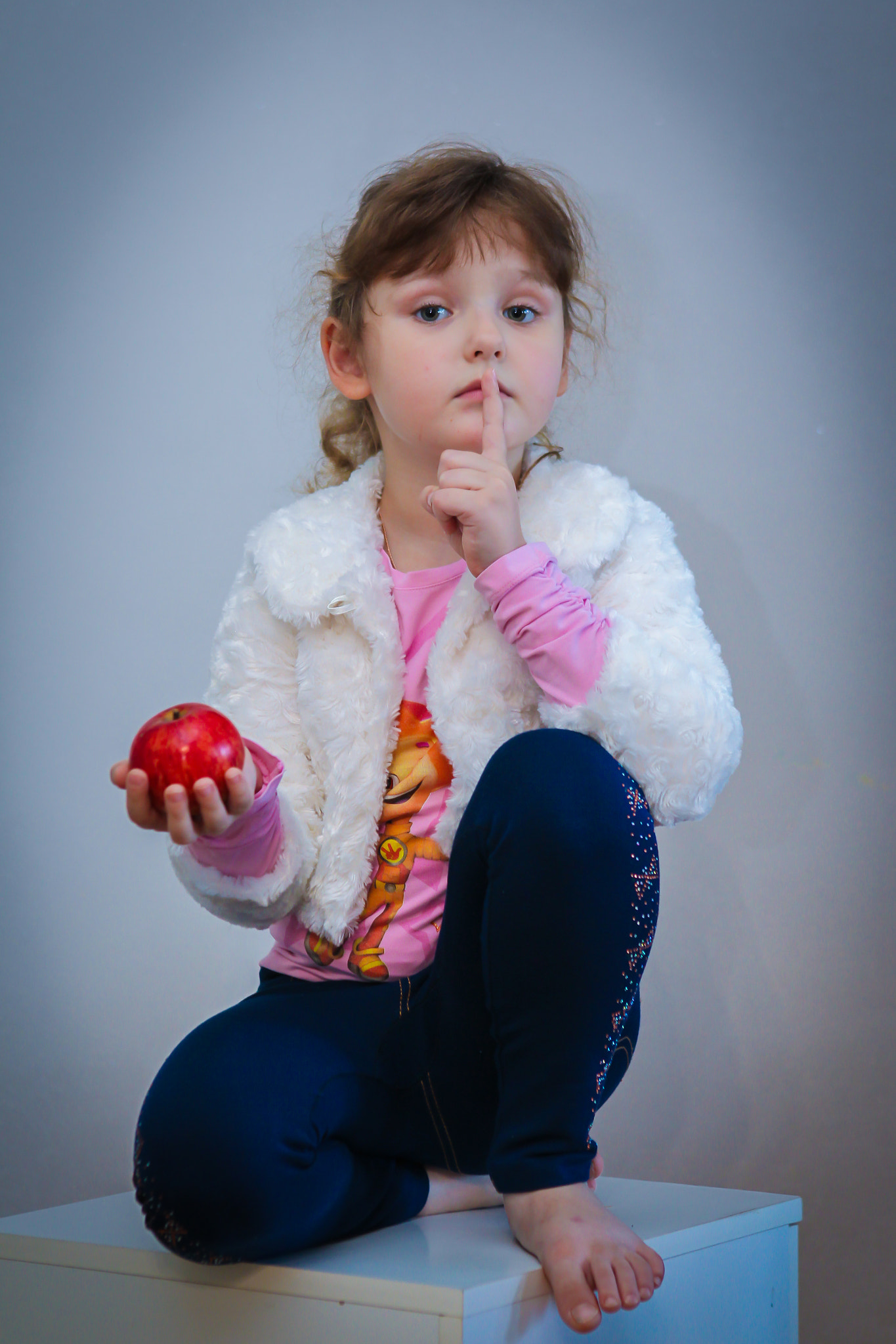 Canon EOS-1D Mark IV + Canon EF 24-70mm F2.8L USM sample photo. A girl with an apple photography