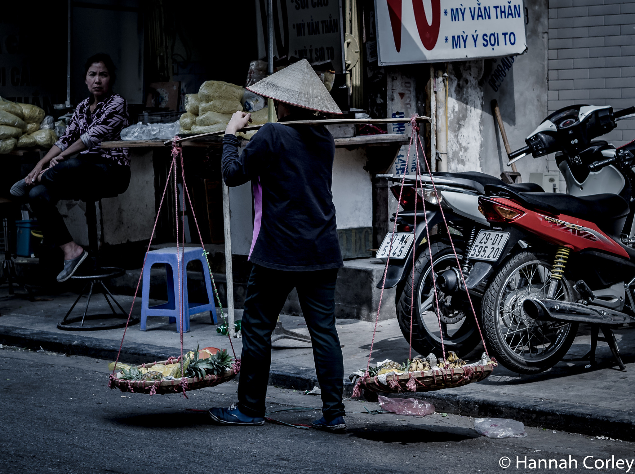 Olympus OM-D E-M10 II + Olympus M.Zuiko Digital 45mm F1.8 sample photo. Streetlife of hanoi photography