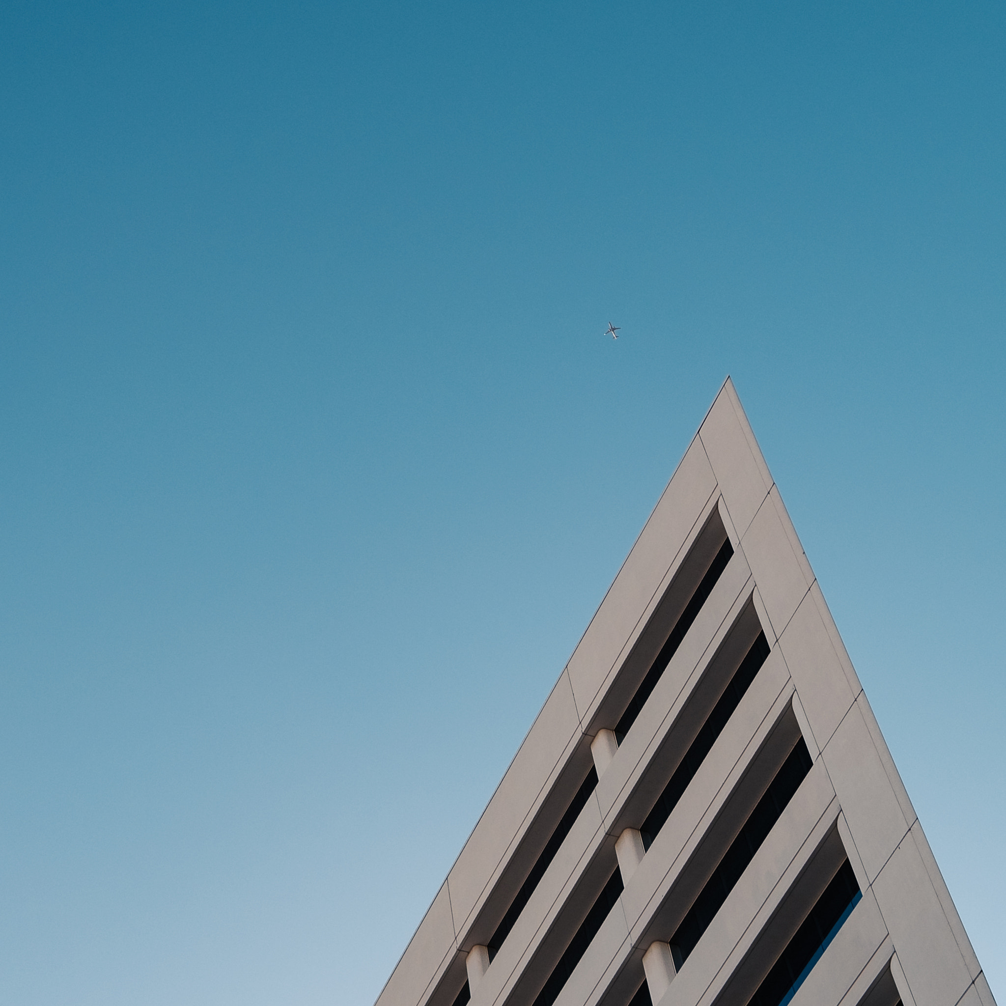 Fujifilm X-T2 + Fujifilm XF 23mm F2 R WR sample photo. Dscfplane over a building in santa monica, ca photography