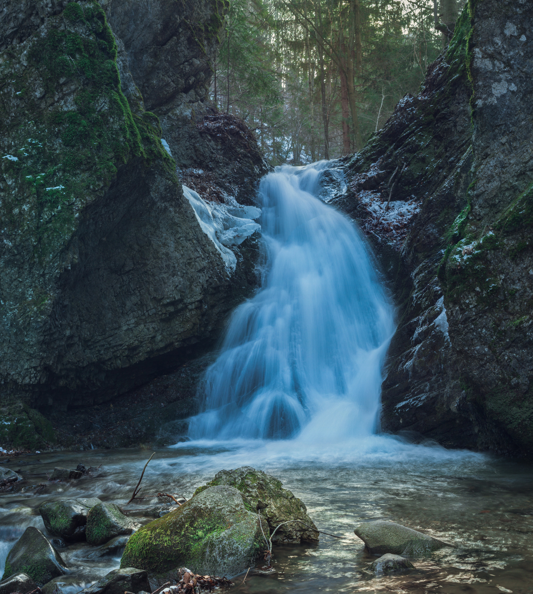 Canon EOS 50D + Canon EF 38-76mm f/4.5-5.6 sample photo. Full of icy water photography