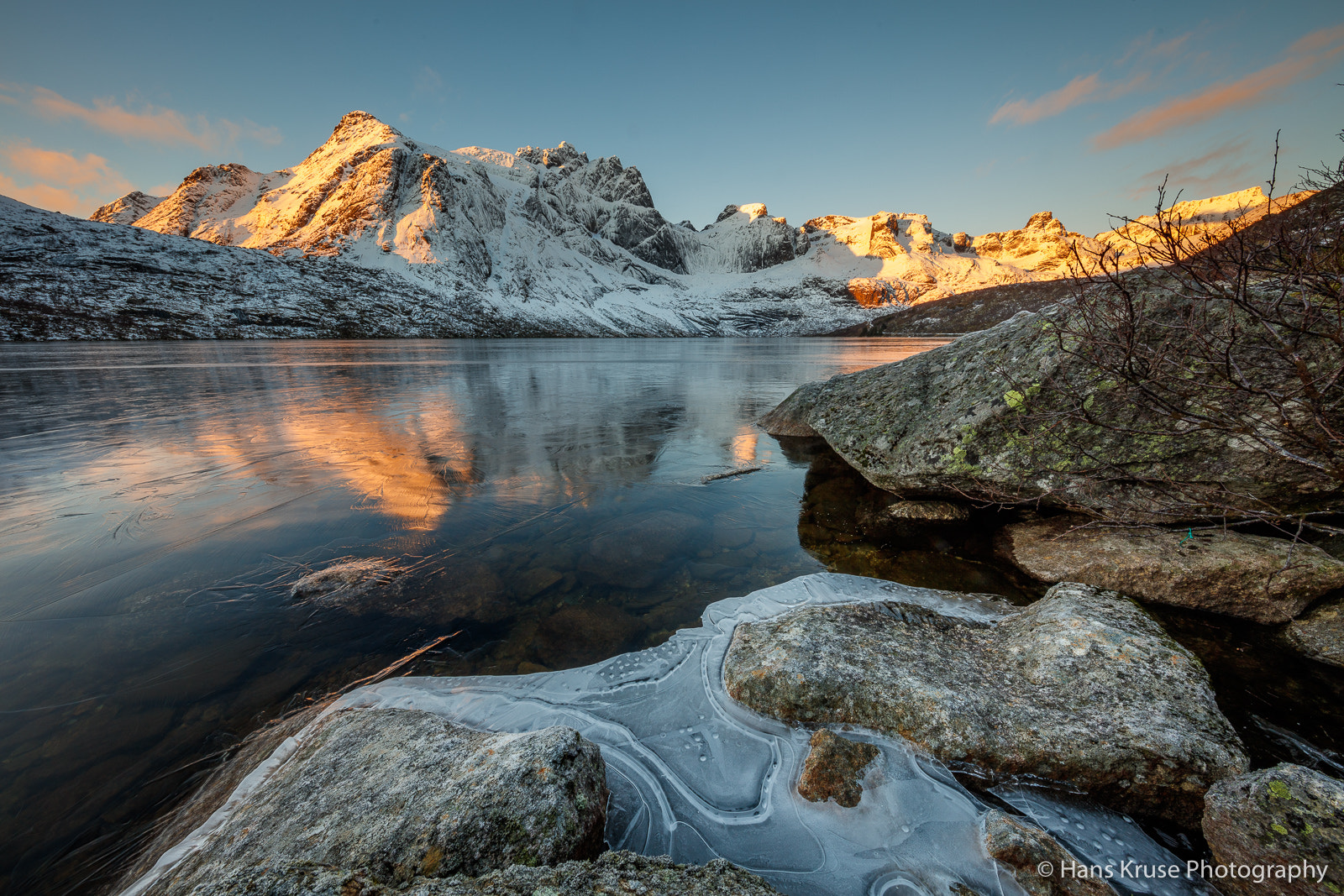 Canon EF 11-24mm F4L USM sample photo. Morning light on the lake photography