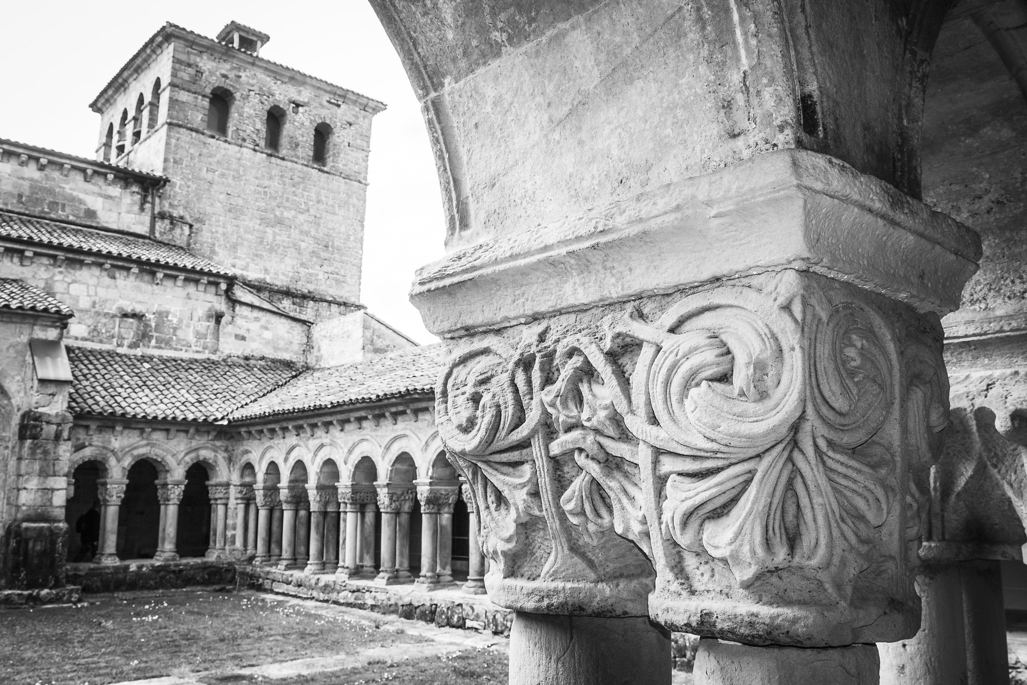 Canon EF-S 17-55mm F2.8 IS USM sample photo. Cloister colegiata santillana del mar photography