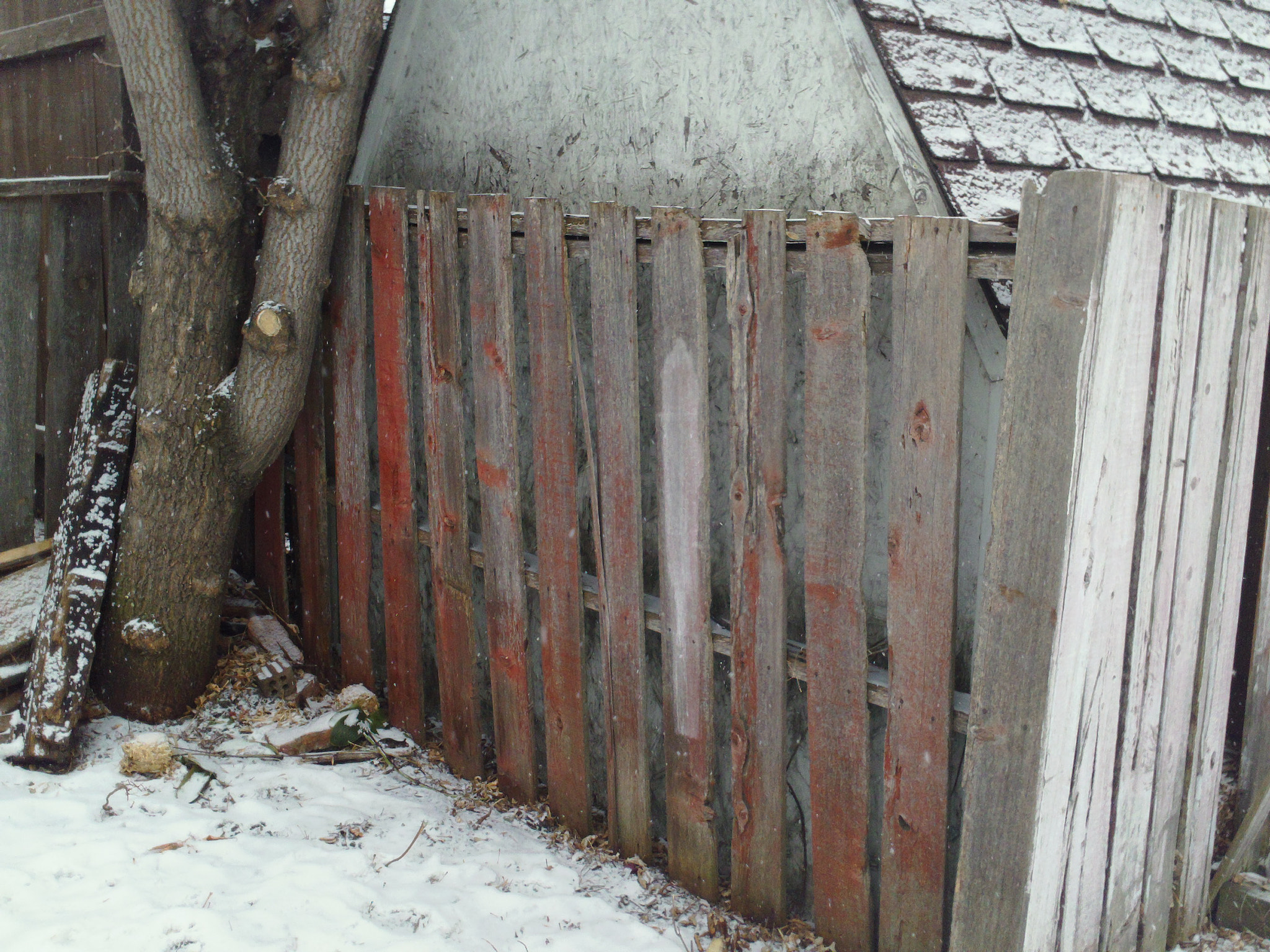 Samsung HMX-W300 sample photo. Snow, shed, red fence photography