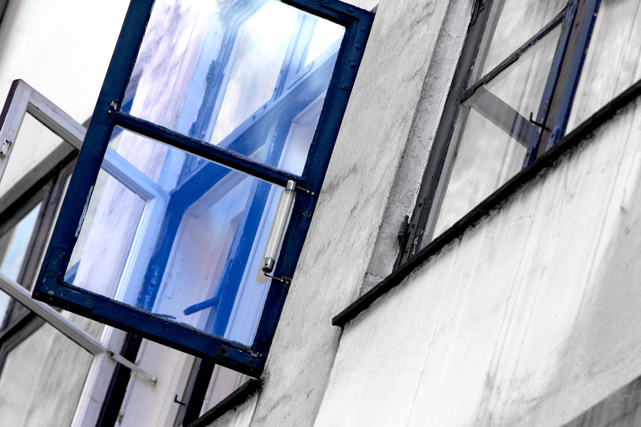 Canon EOS-1D Mark IV sample photo. Blue window in grey world photography