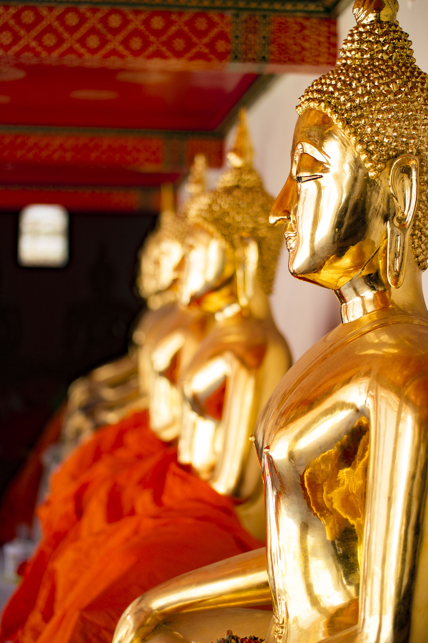 Samsung NX 45mm F1.8 sample photo. Golden buddhas photography