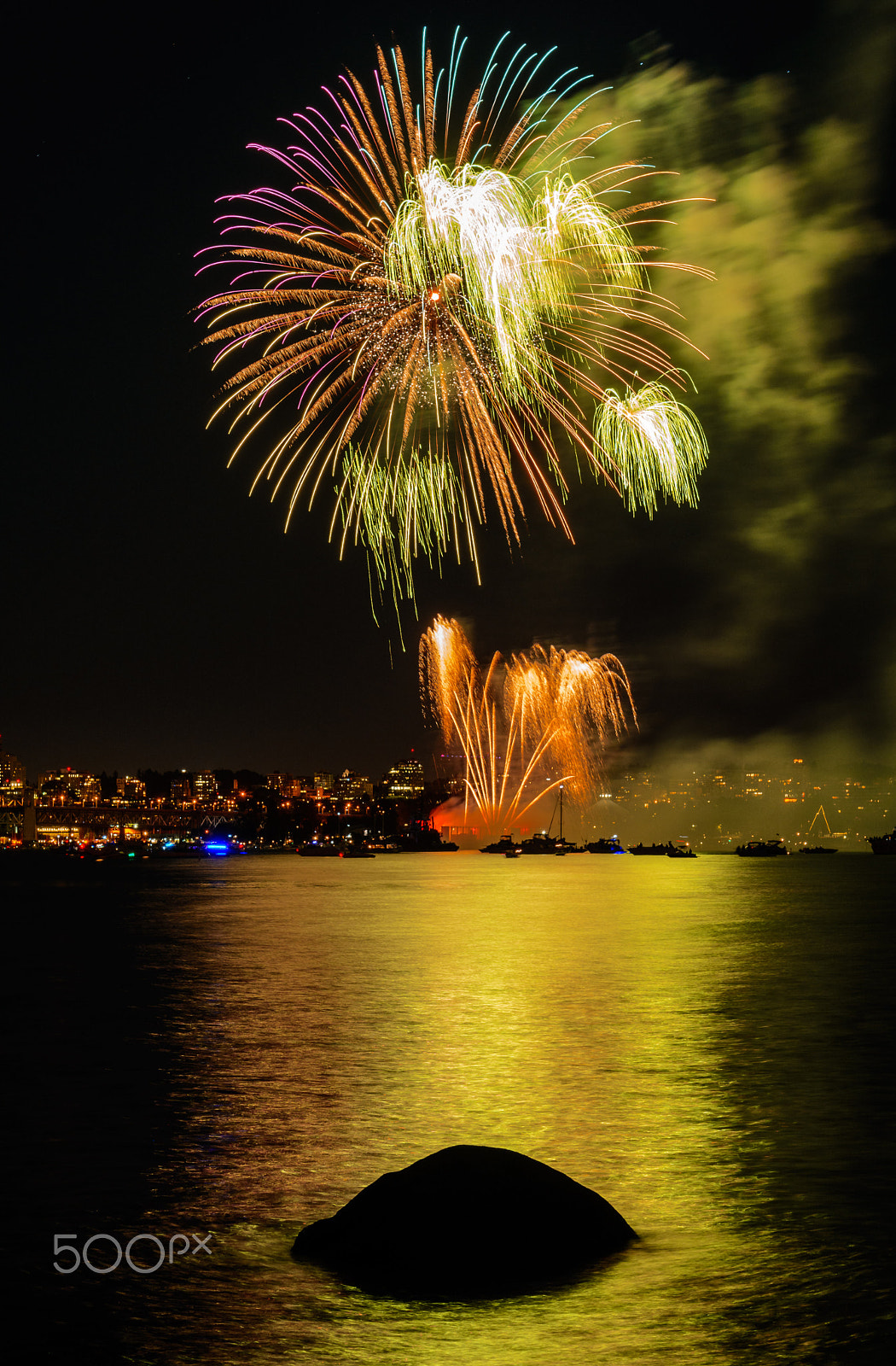 Nikon AF-S Nikkor 24-120mm F4G ED VR sample photo. Beautiful fireworks. colorful fireworks. photography