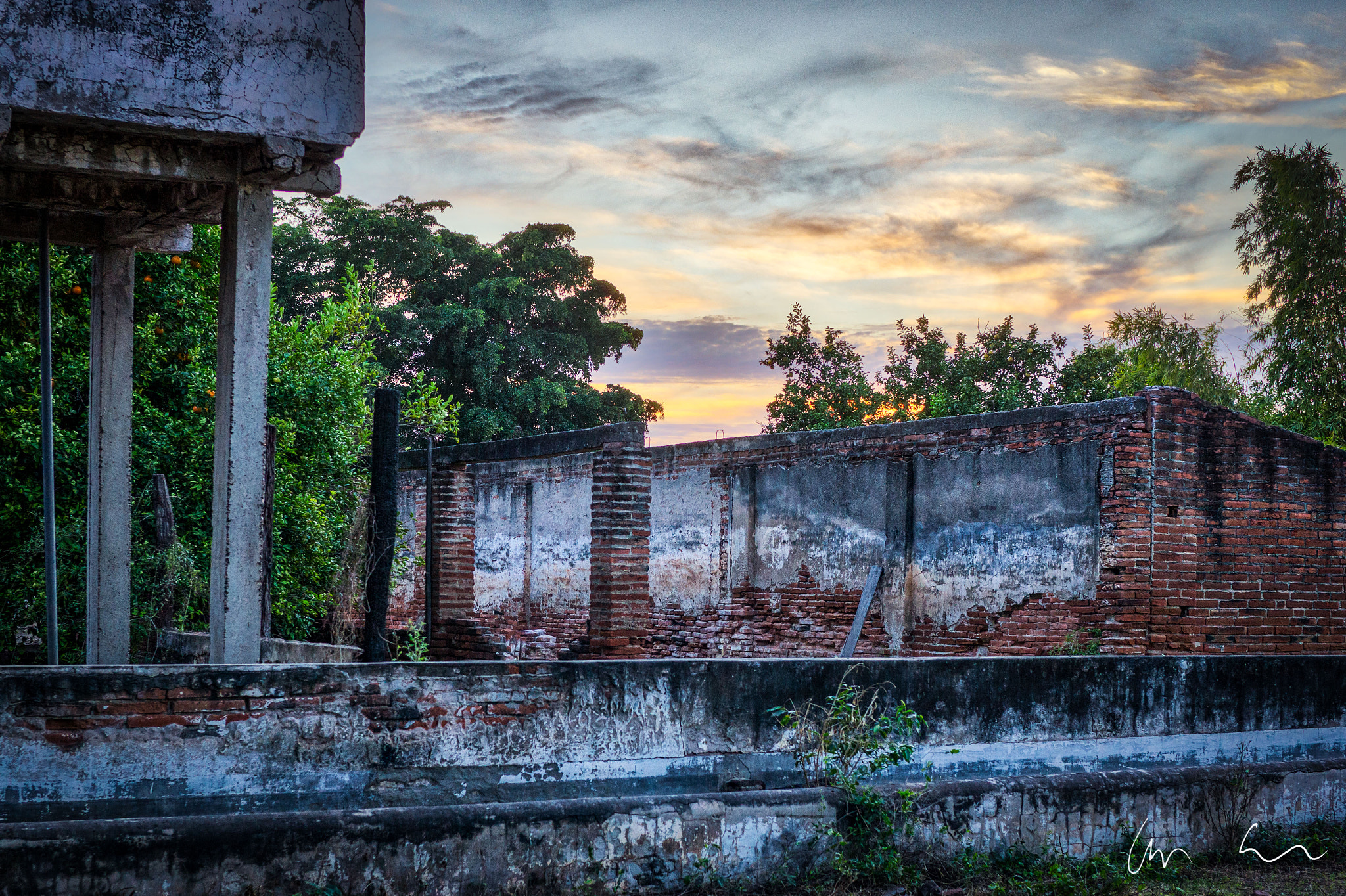 E 32mm F1.8 sample photo. Walls of decay photography