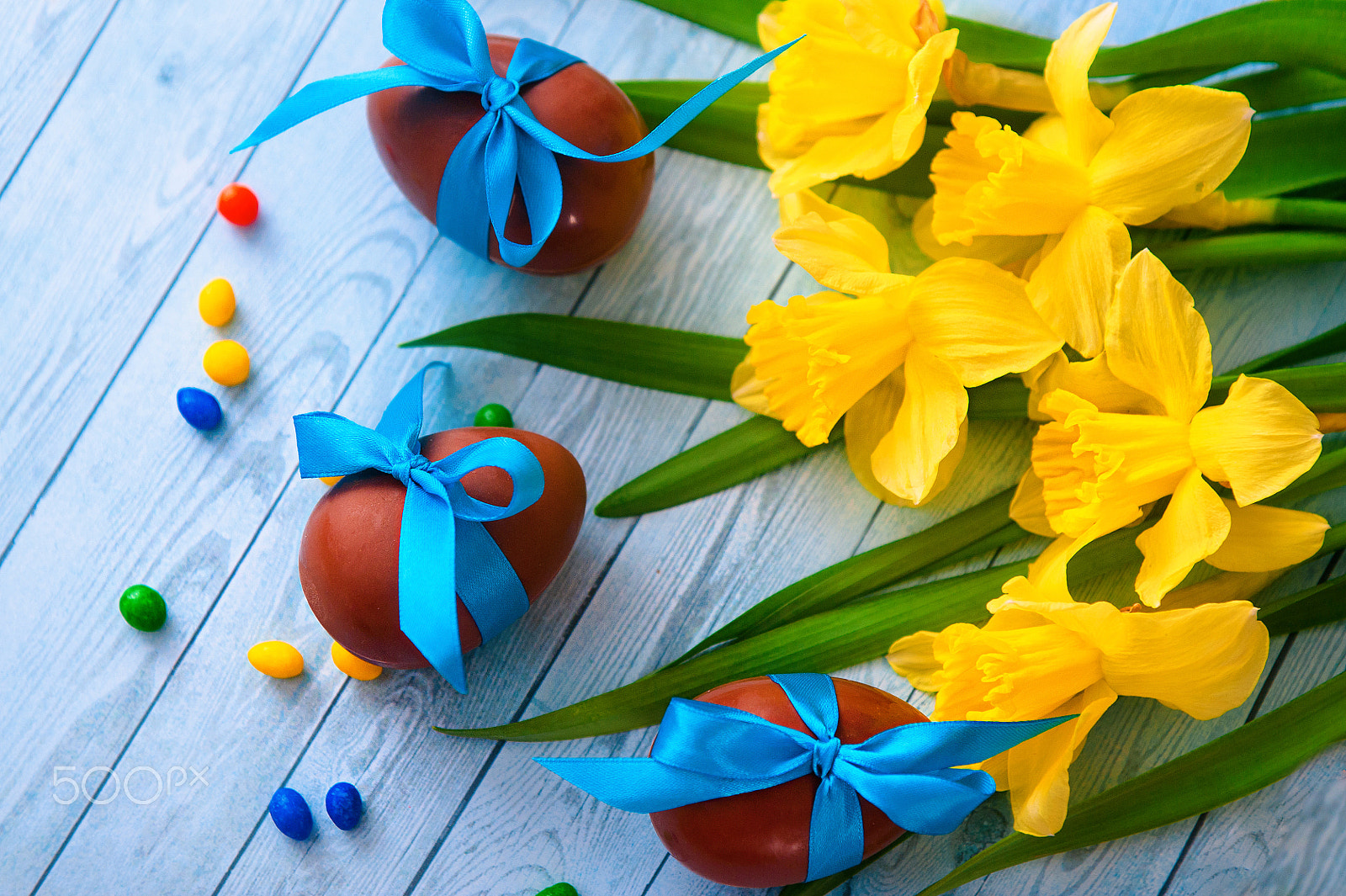 Nikon D700 + Sigma 24-70mm F2.8 EX DG Macro sample photo. Easter background with decorative easter eggs, narcissus and willow tree branch. copy space, top... photography