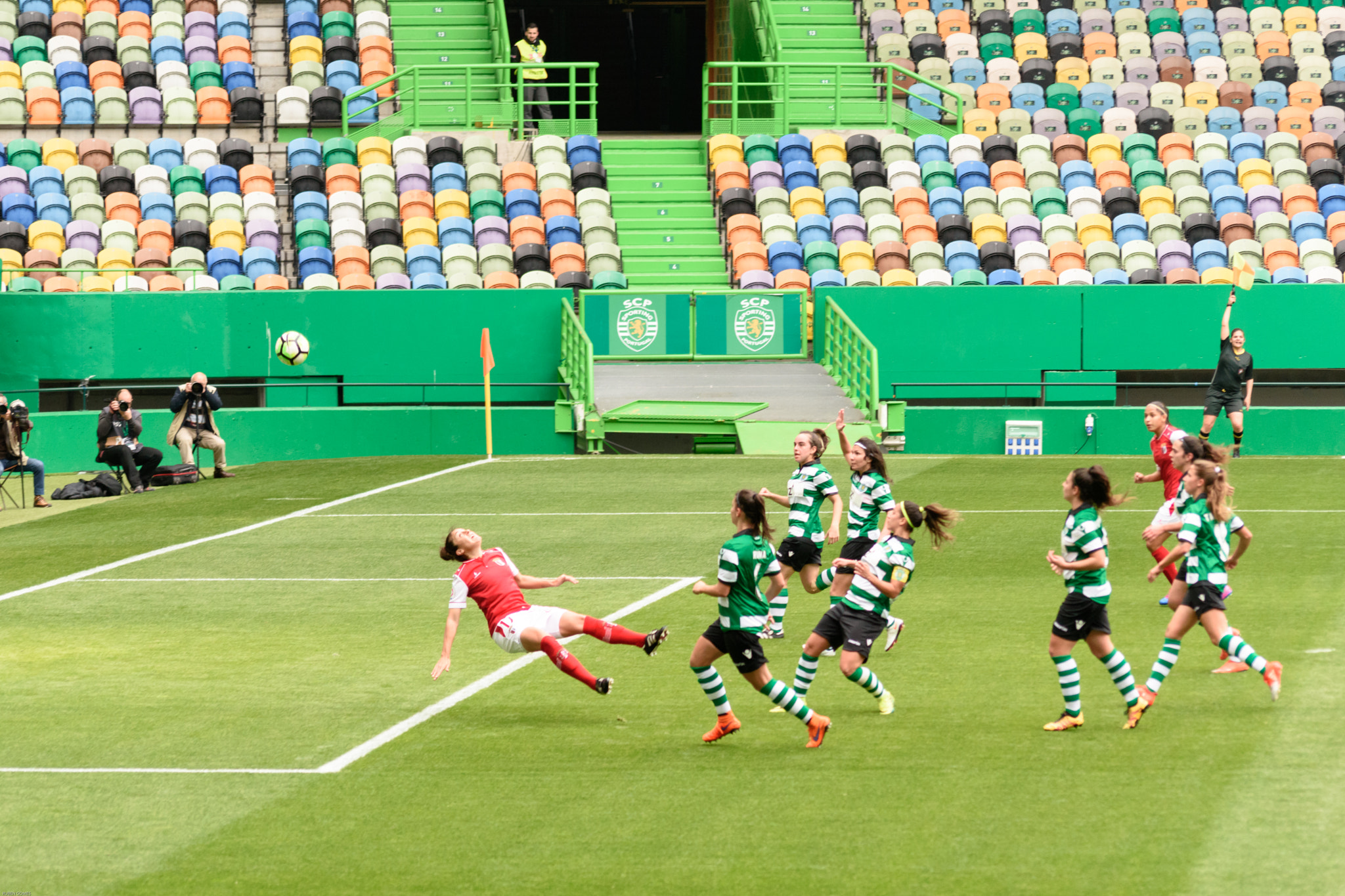 Sigma 70-300mm F4-5.6 APO DG Macro sample photo. Air ball (offside) photography